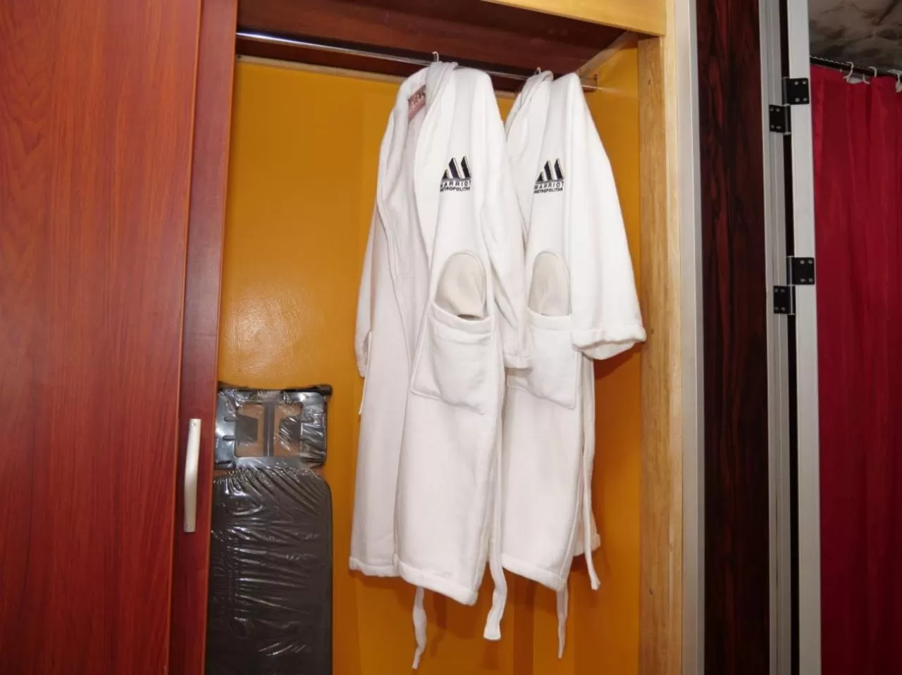 wardrobe in Marriot Metropolitan Hotel