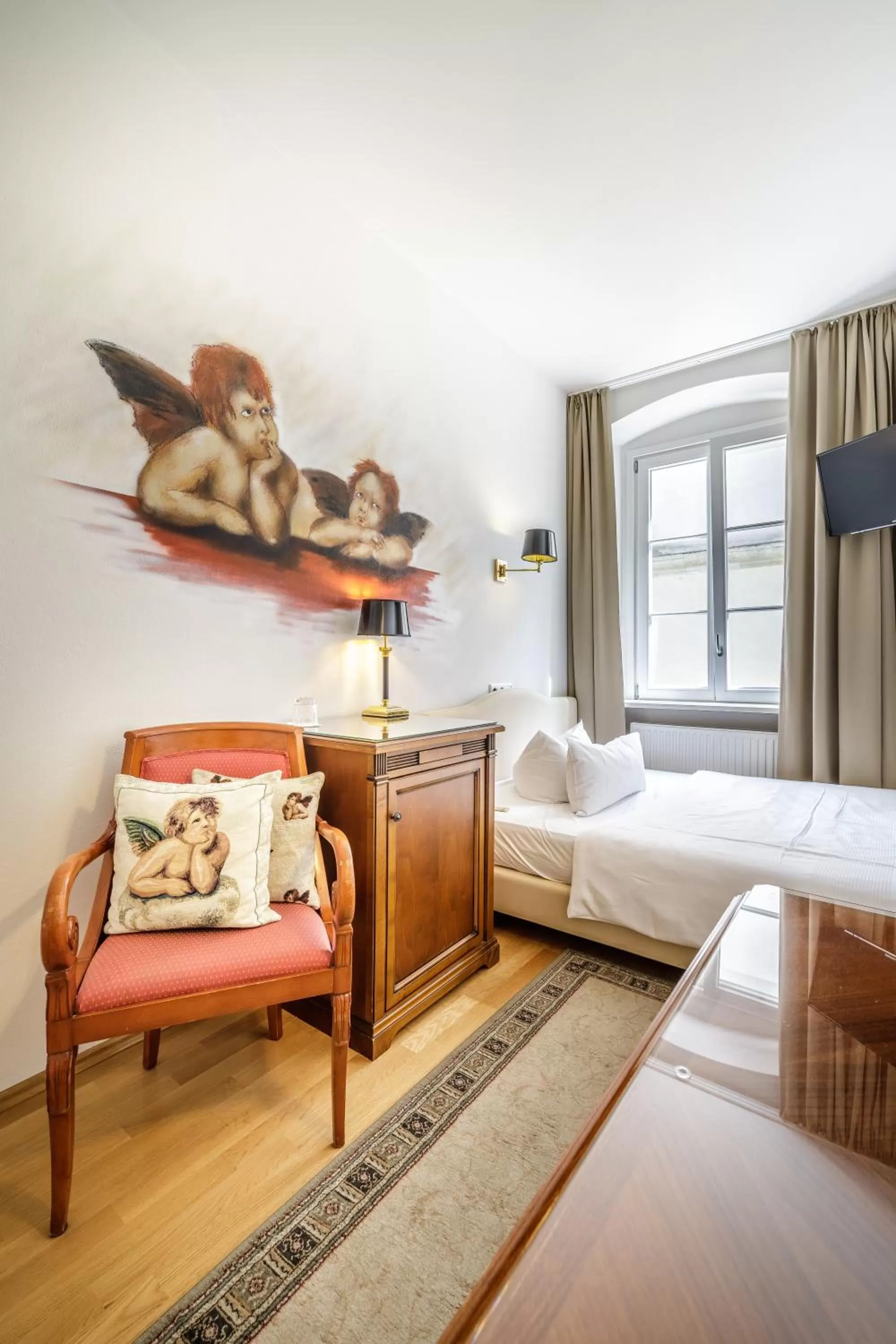 Photo of the whole room, Bed in Chin-Chin Hotel ehemals Bohemian Hotel