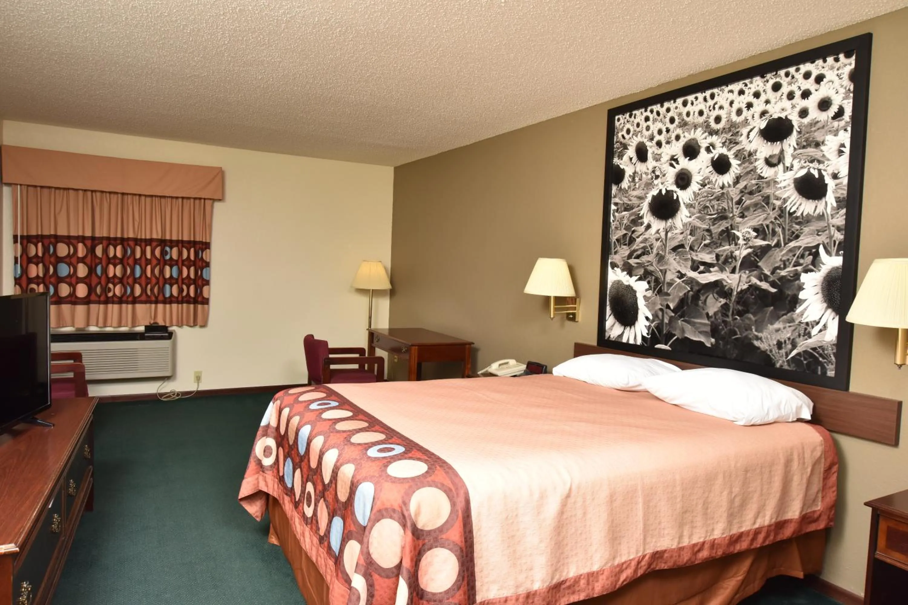 Photo of the whole room in Super 8 by Wyndham Springfield-Battlefield