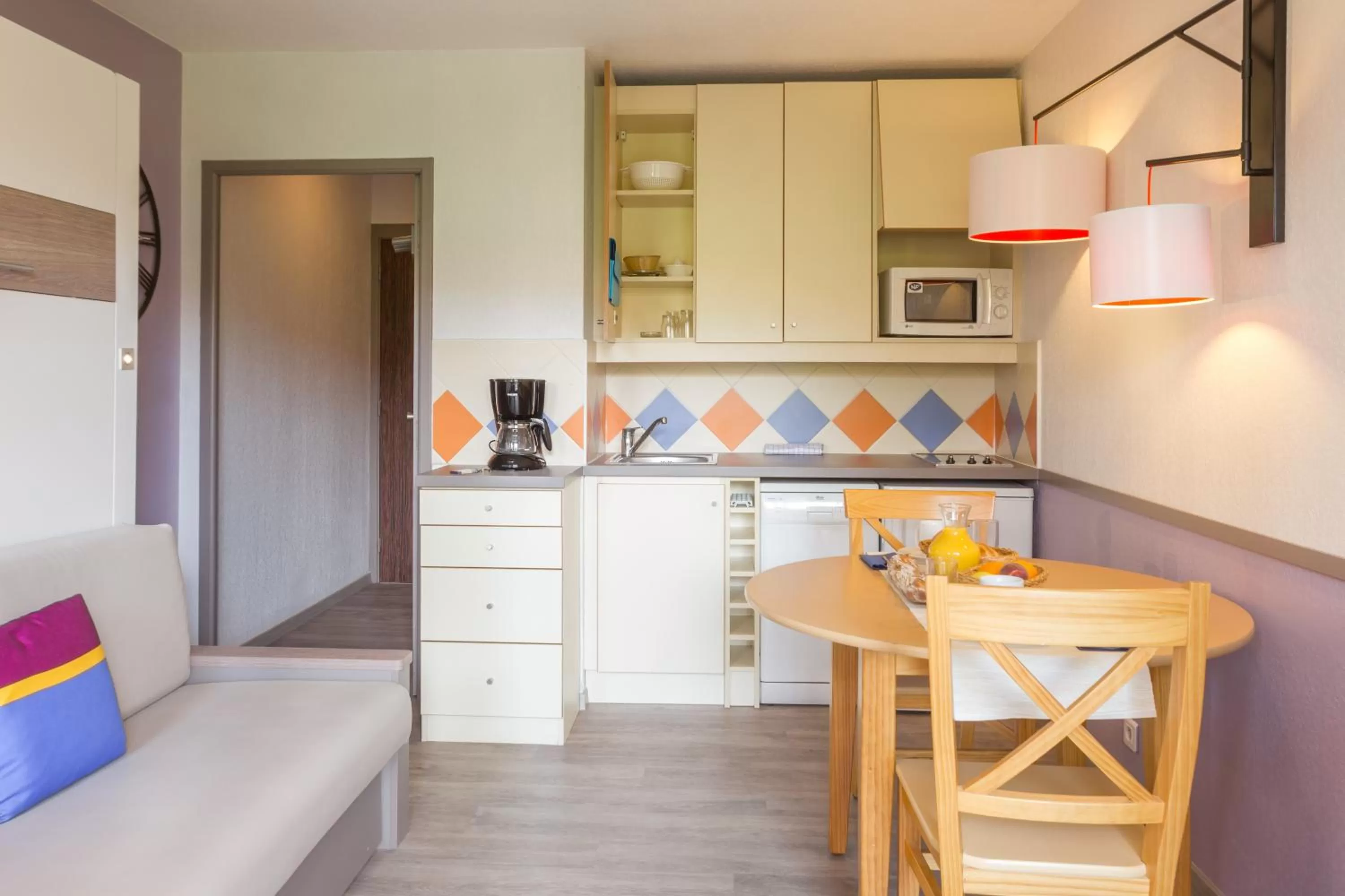 Kitchen or kitchenette in Résidence Pierre & Vacances Les Citronniers