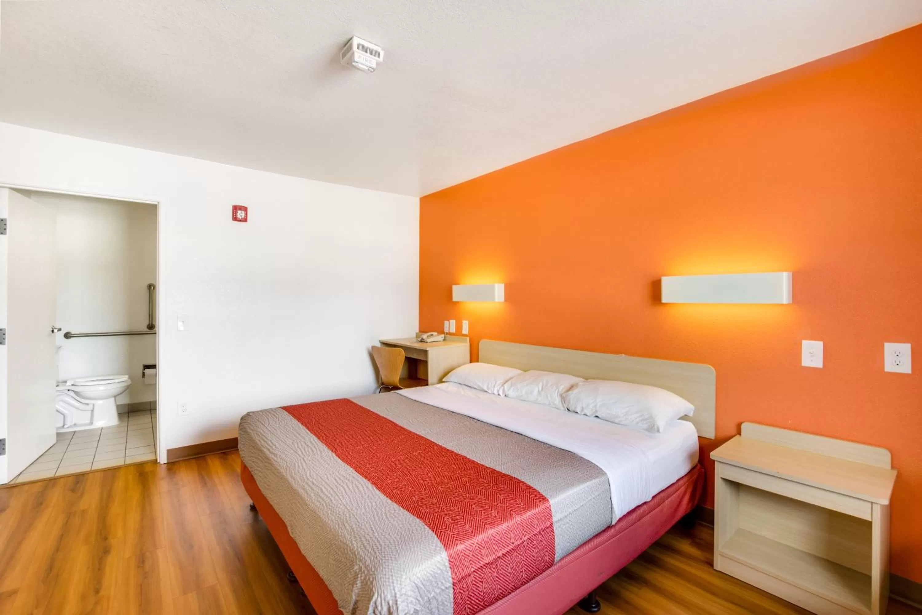 Bedroom, Bed in Motel 6-Columbus, OH - West