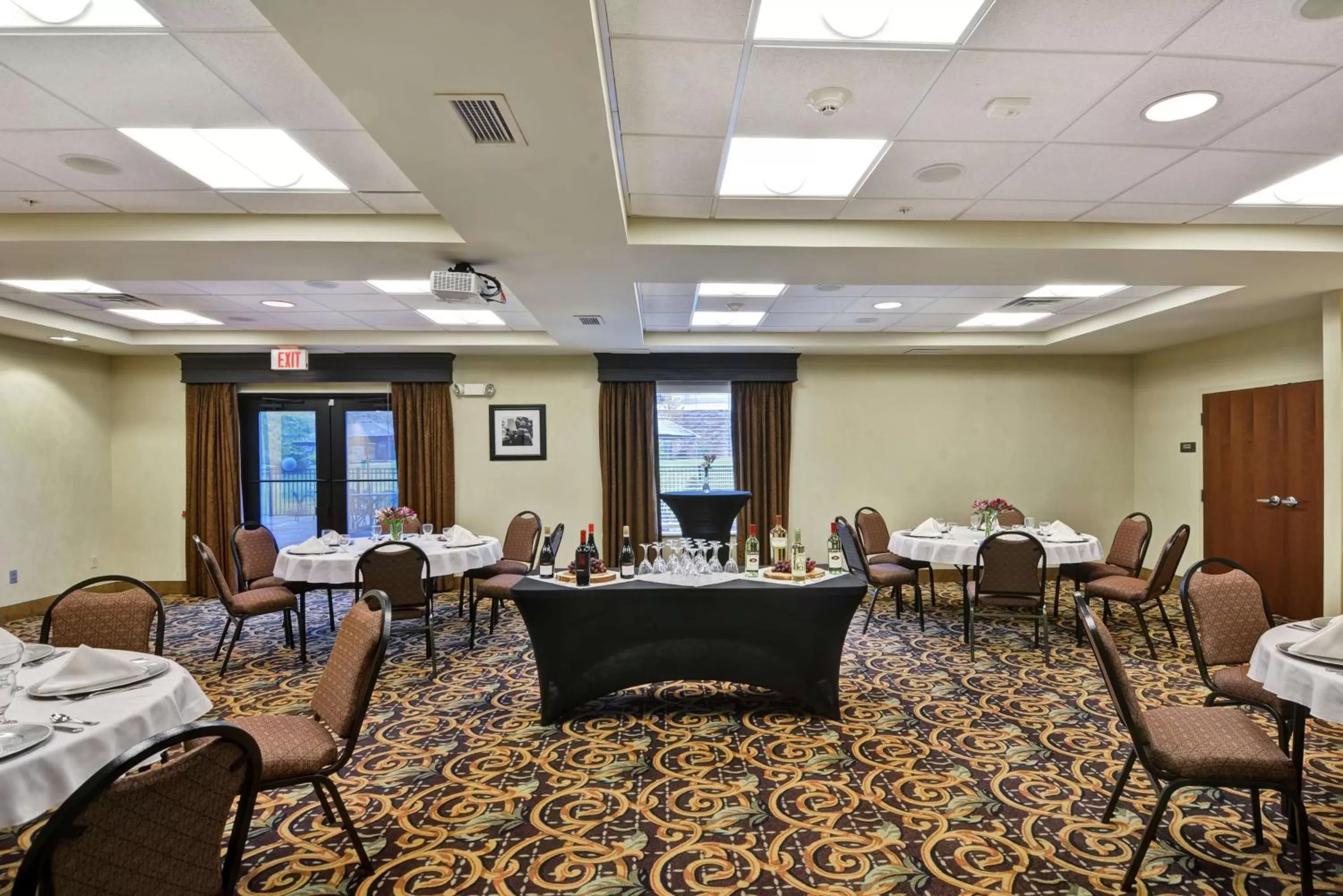 Dining area in Hampton Inn and Suites New Hartford/Utica
