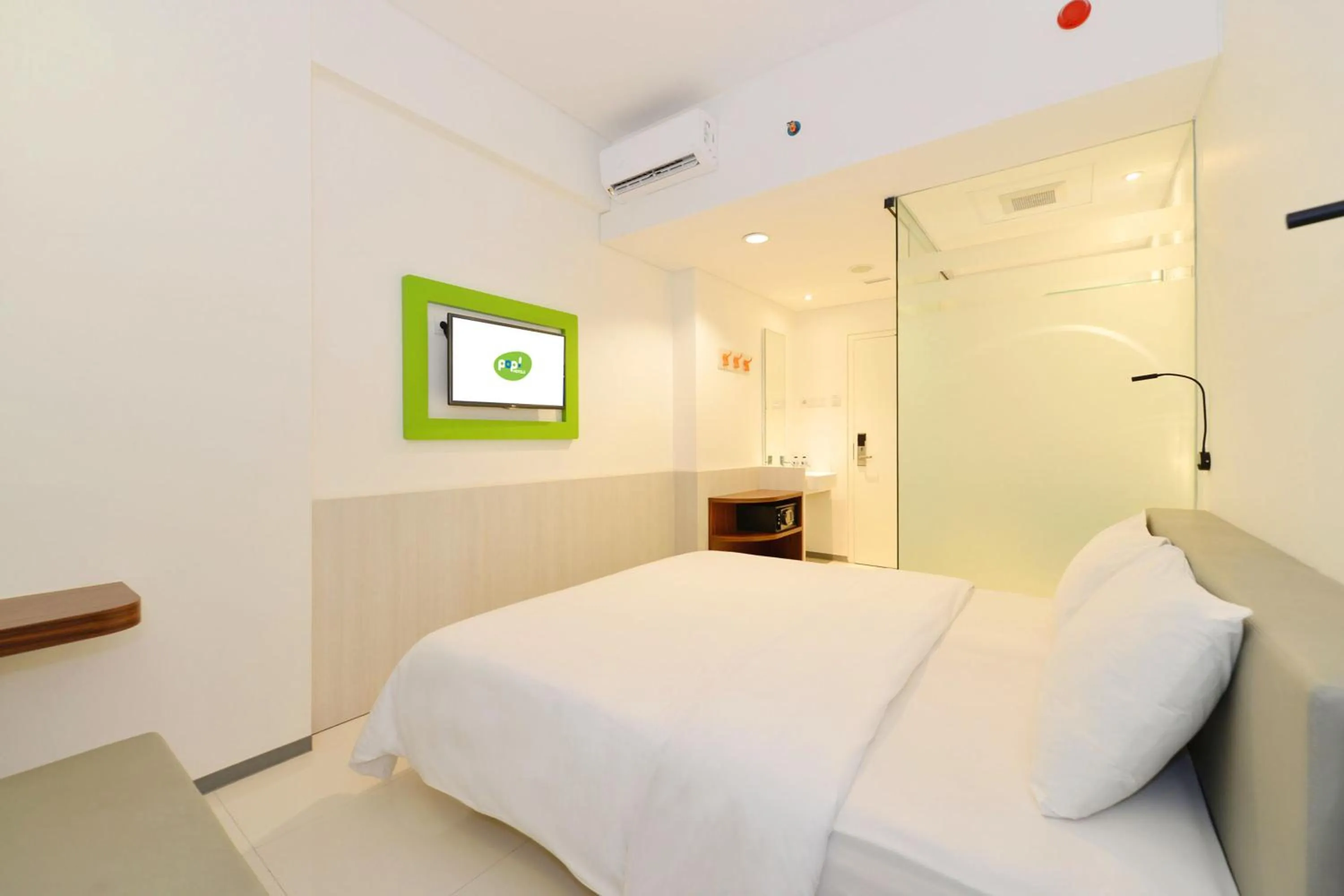 Bedroom, Bed in POP! Hotel Pasar Baru Jakarta