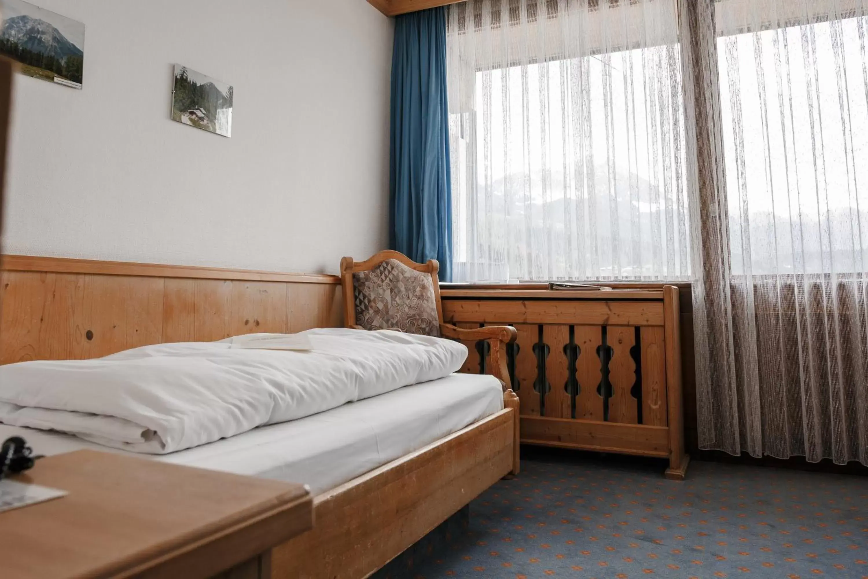 Grand Classic Single Room in Hotel Vier Jahreszeiten Grand Classic Single Room in Hotel Vier Jahreszeiten