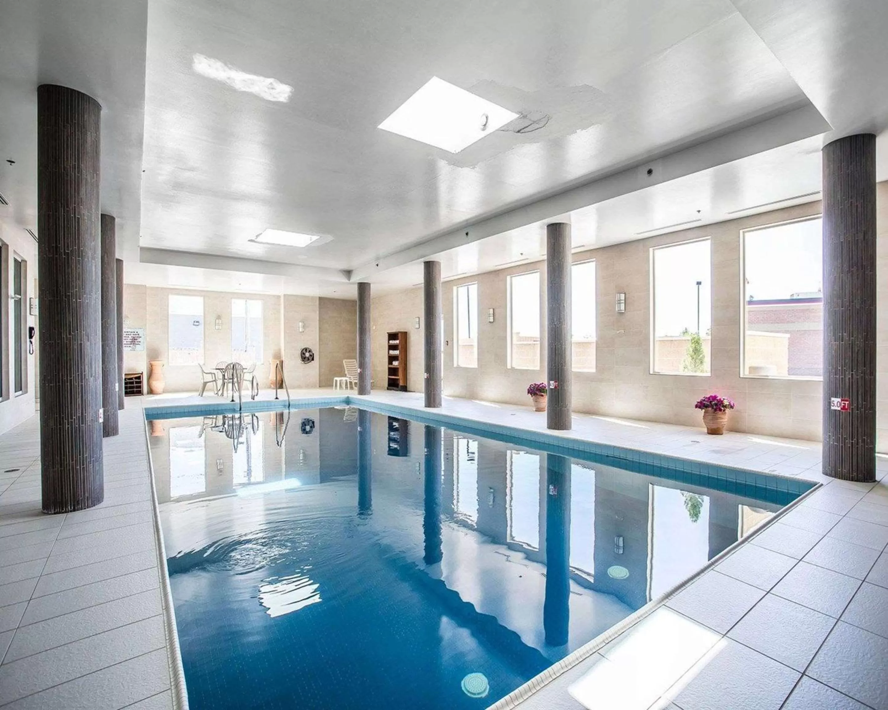 Swimming pool in Comfort Hotel Bayer's Lake