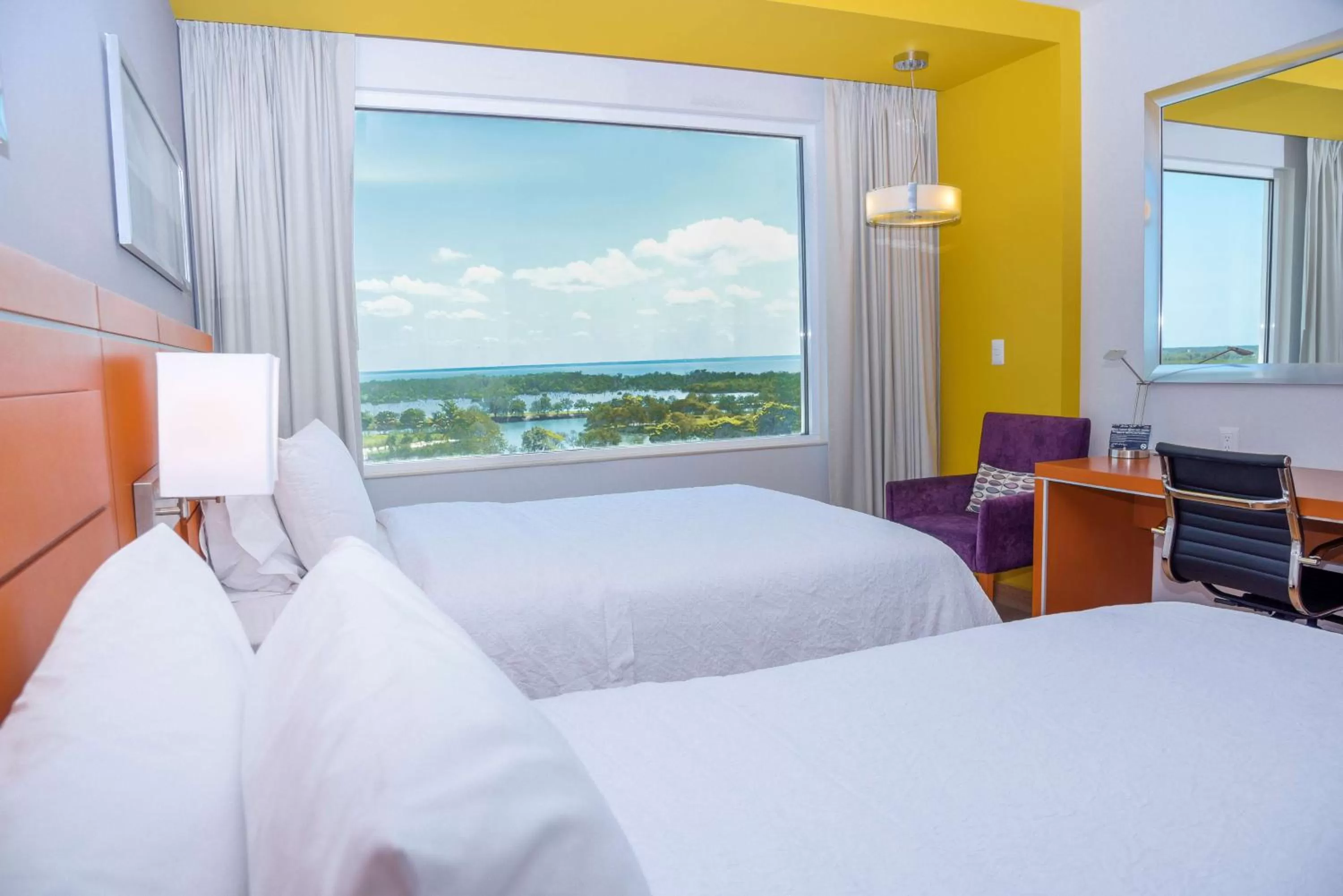 Bed in Hampton Inn & Suites by Hilton Paraiso