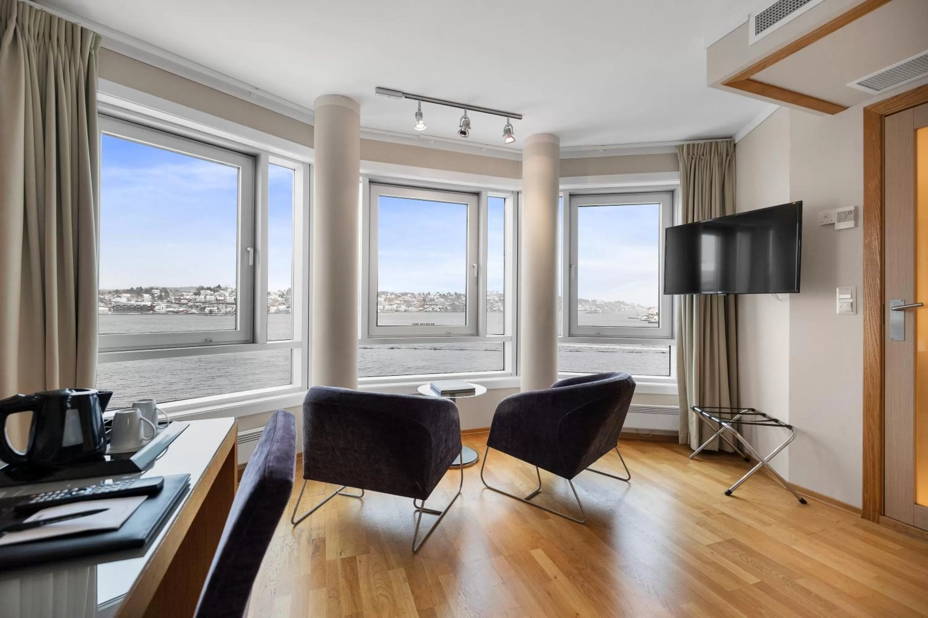 Communal lounge/ TV room in Clarion Hotel Tyholmen