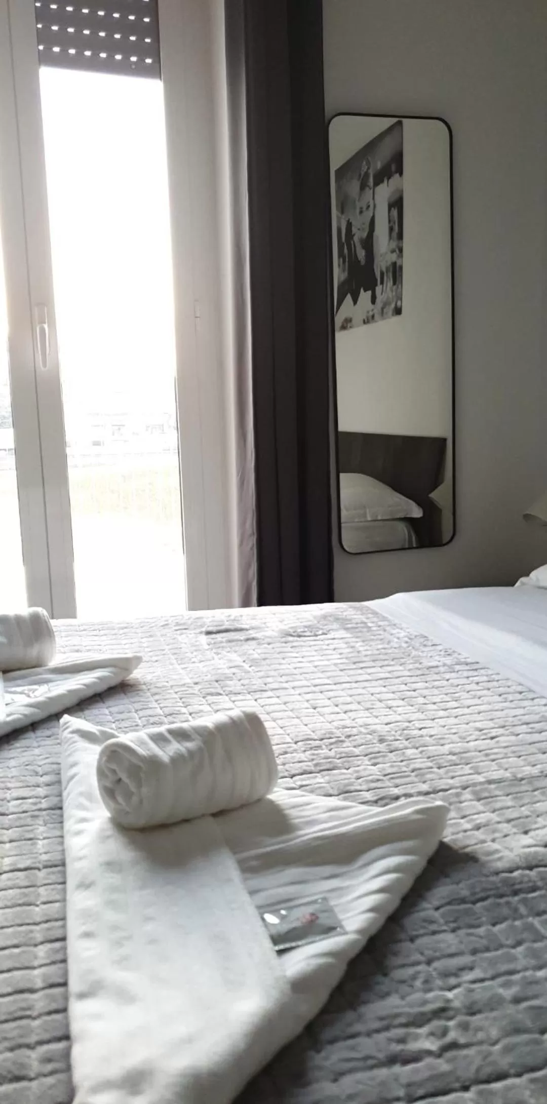 Shower, Bed in UN PASSO DAL MARE bed&breakfast San Salvo Marina