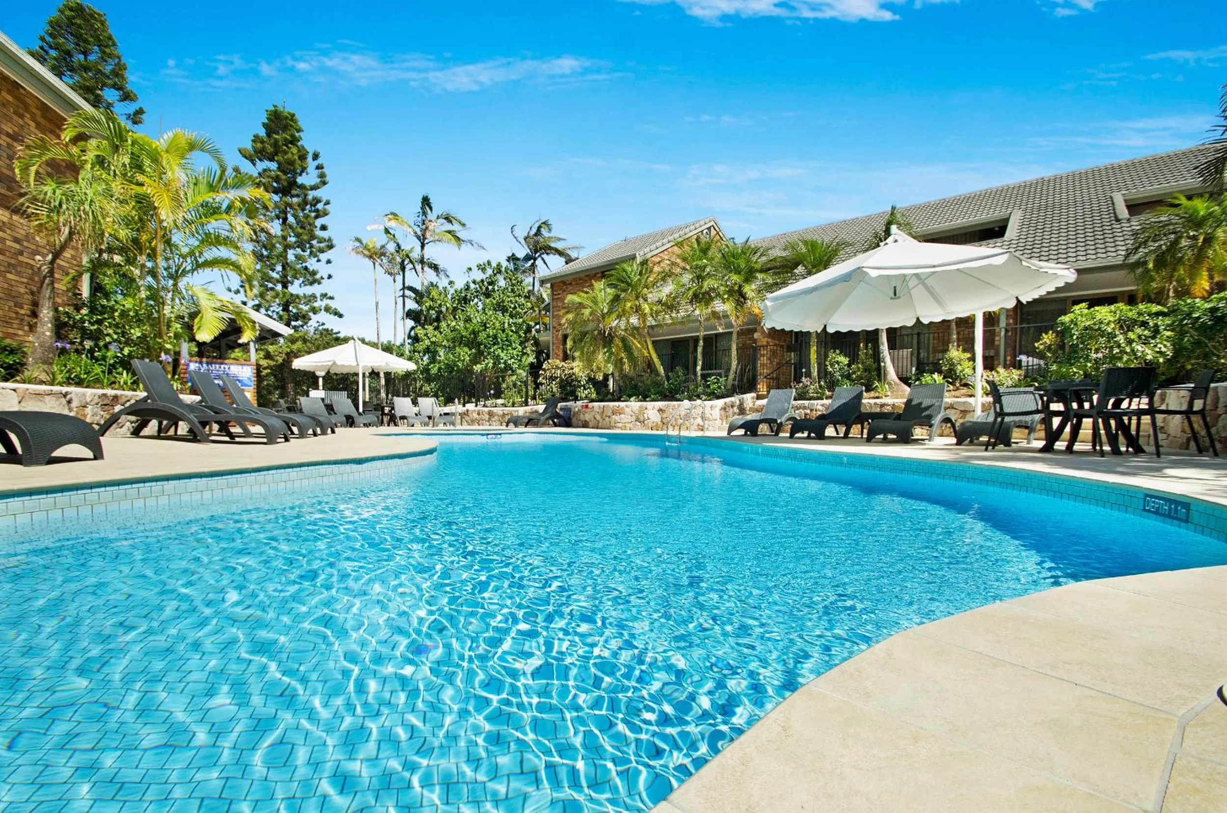 Swimming pool in Glen Eden Beach Resort