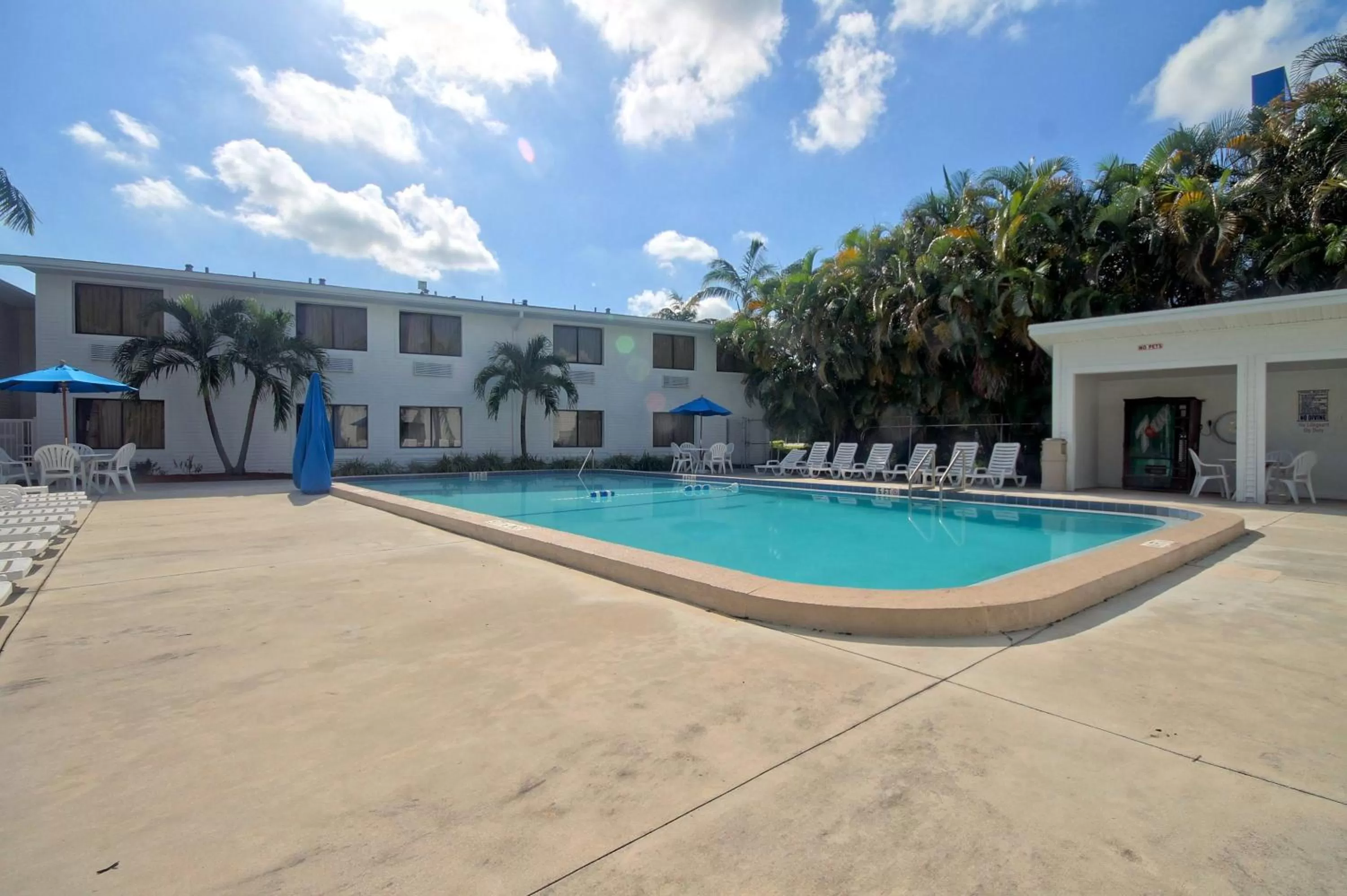 Swimming pool in Motel 6-Fort Lauderdale, FL