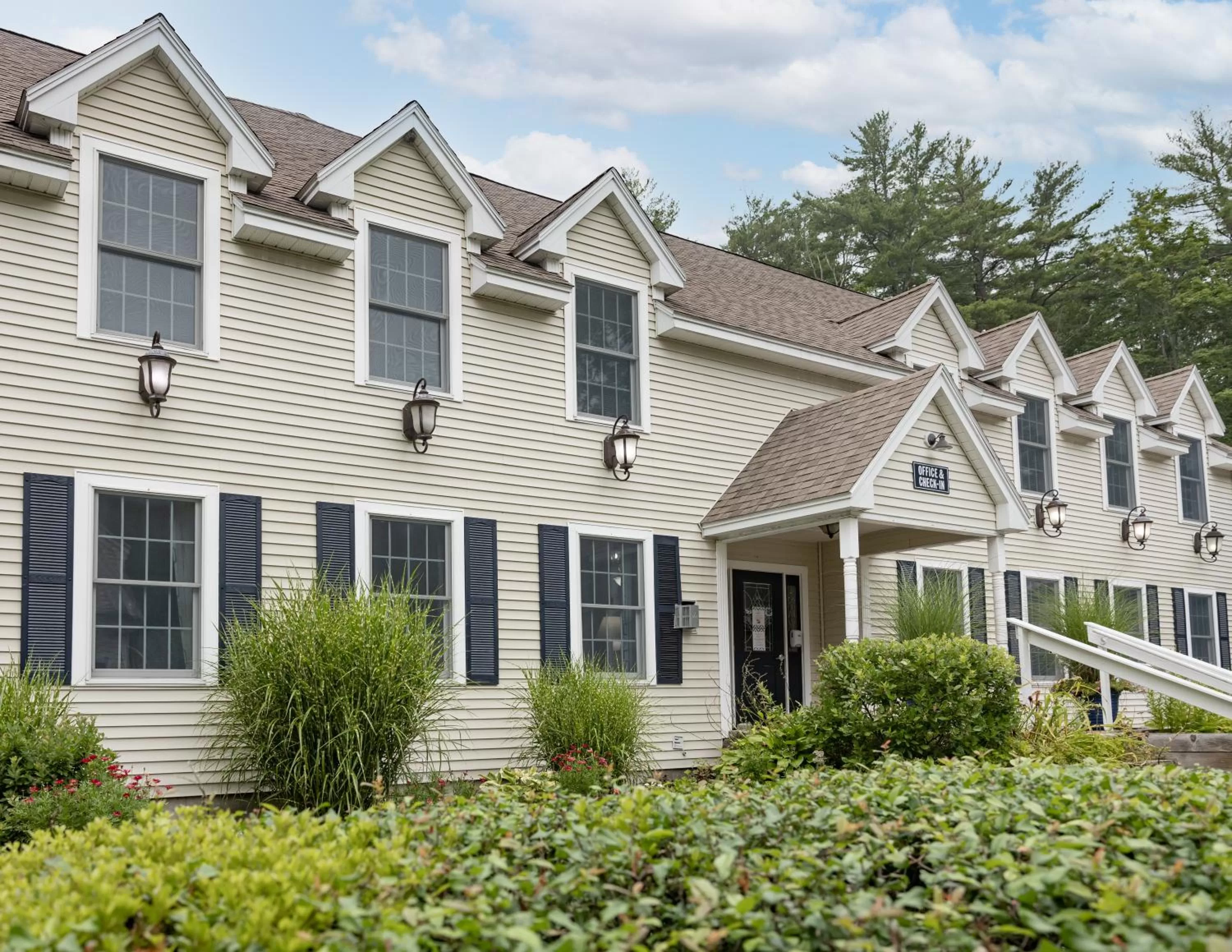 Property building in Admiral's Inn Resort