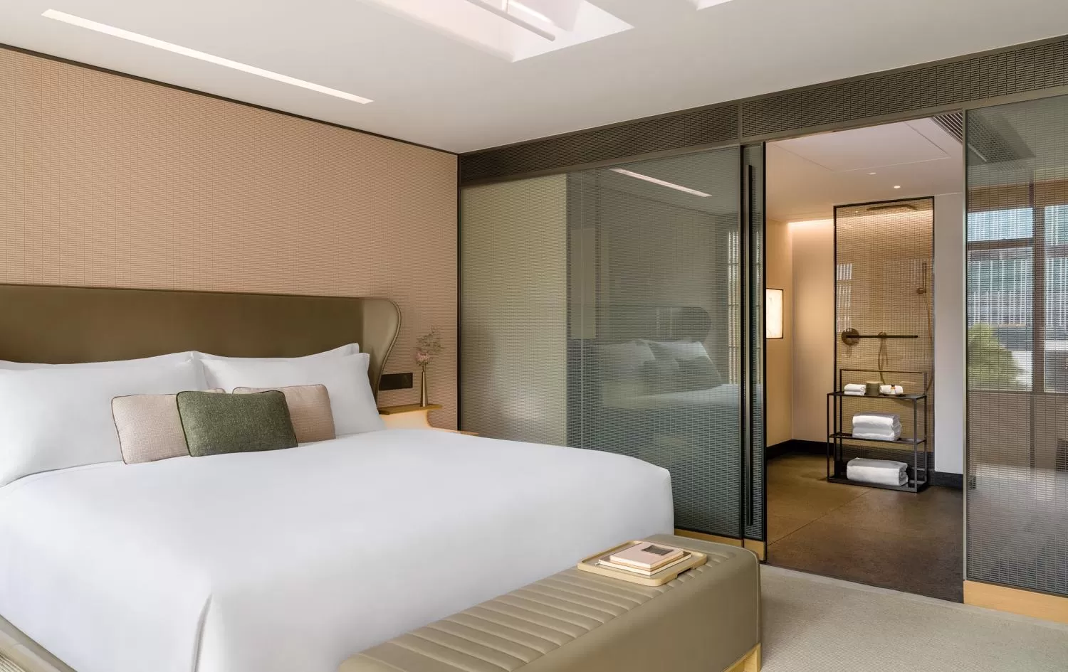 Bathroom, Bed in Regent Hong Kong