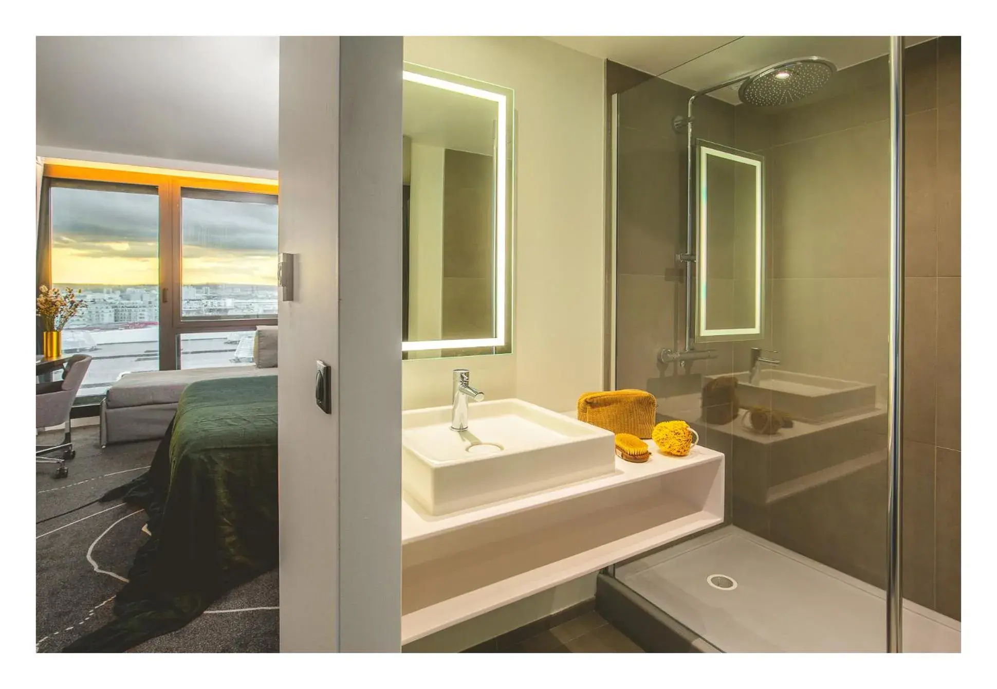 Superior Room - 1 Queensize bed and 1 Sofa in Novotel Paris Porte Versailles Superior Room - 1 Queensize bed and 1 Sofa in Novotel Paris Porte Versailles