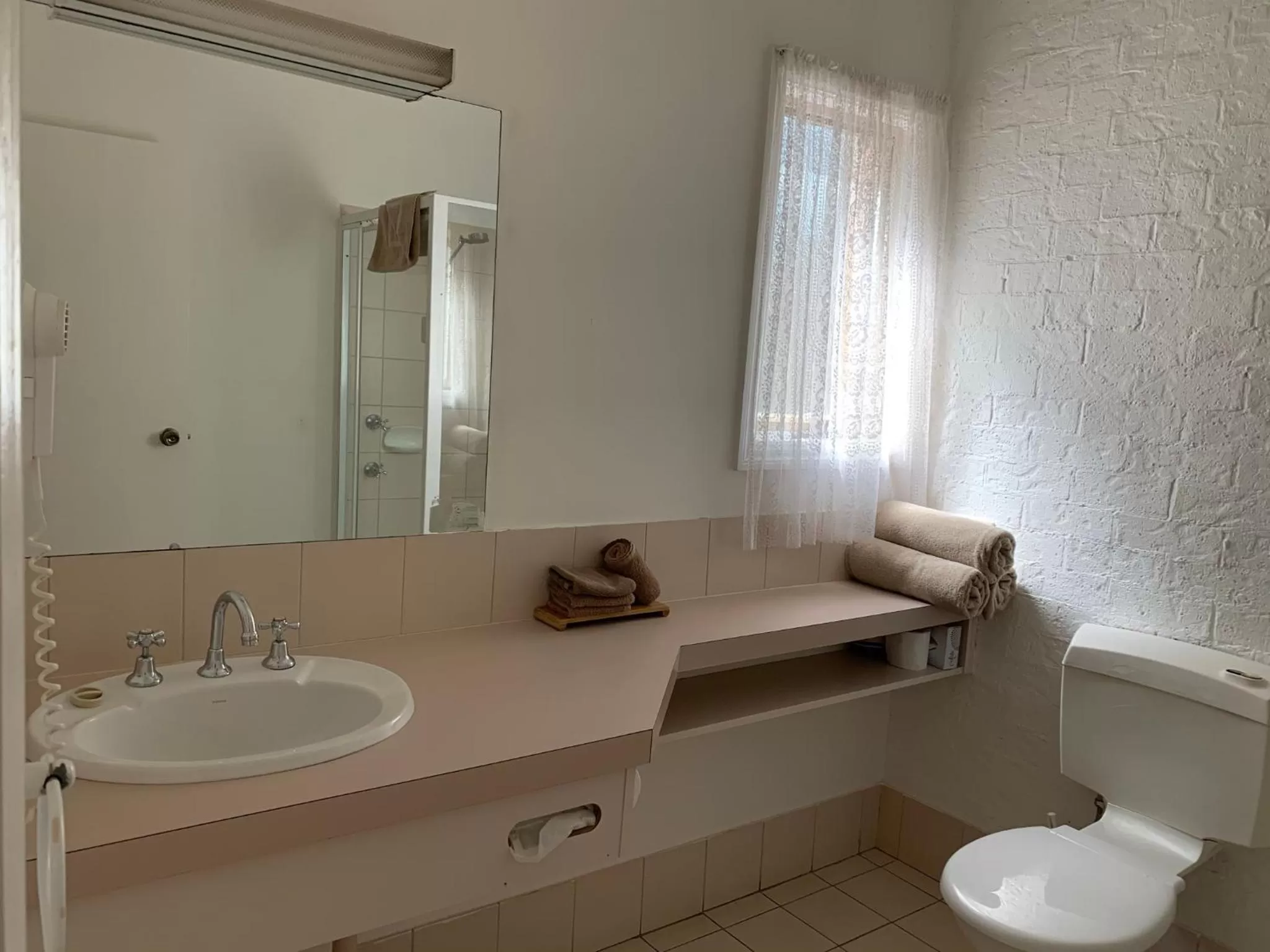 Bathroom in Swaggers Motor Inn