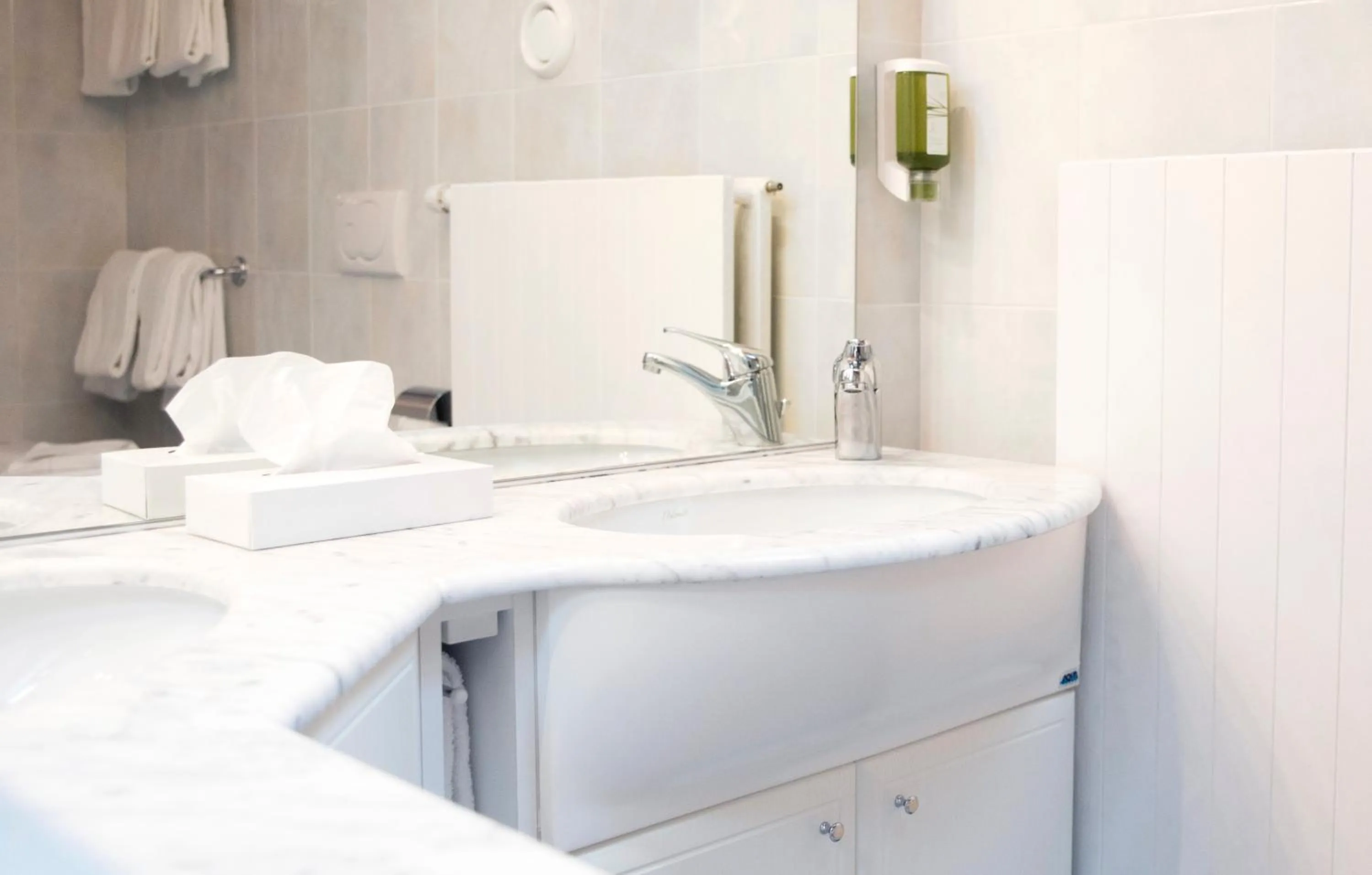 Bathroom, Bed in Hotel Hemizeus & Iremia Spa