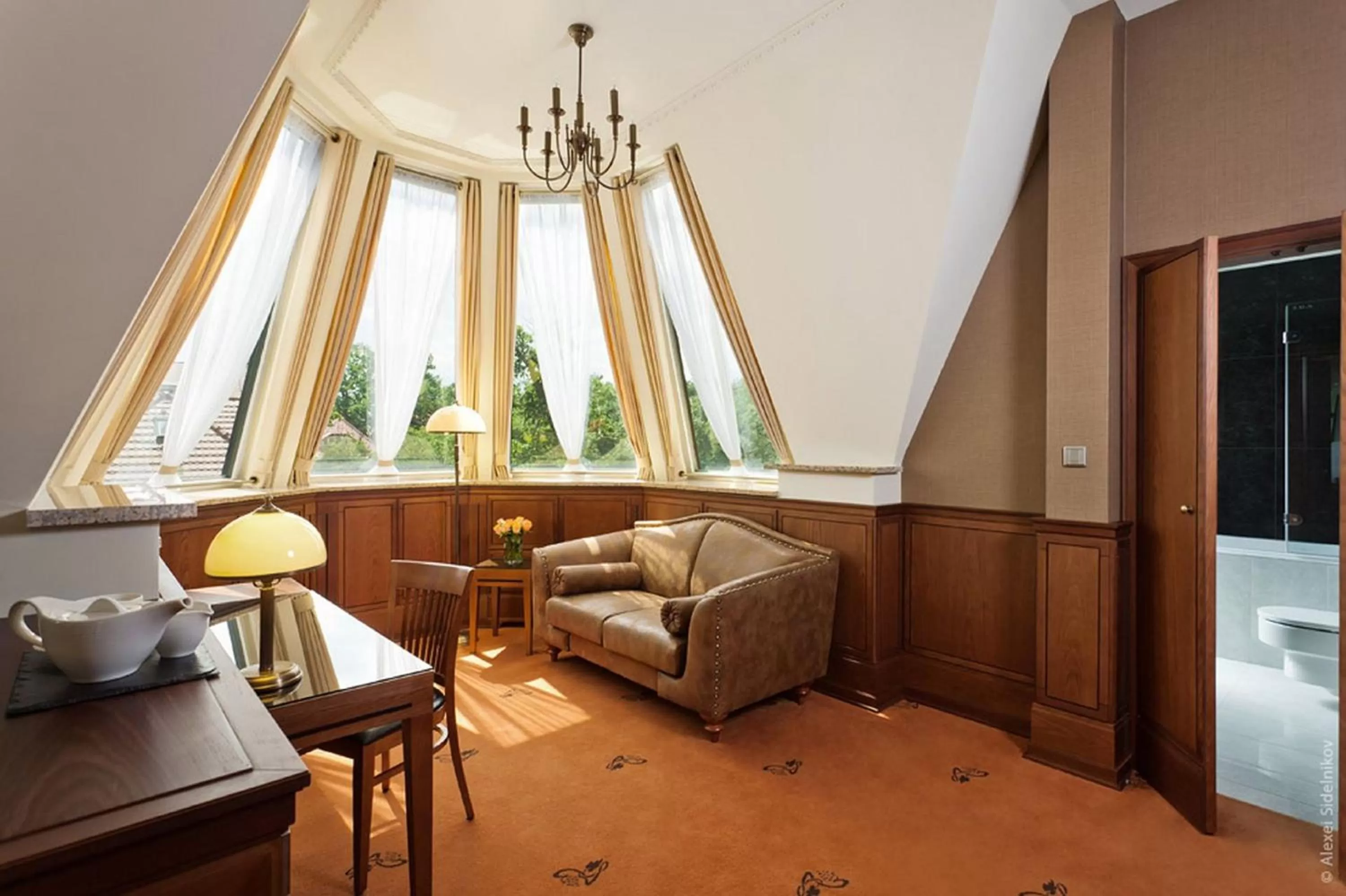 Bed, Seating Area in Grape Hotel