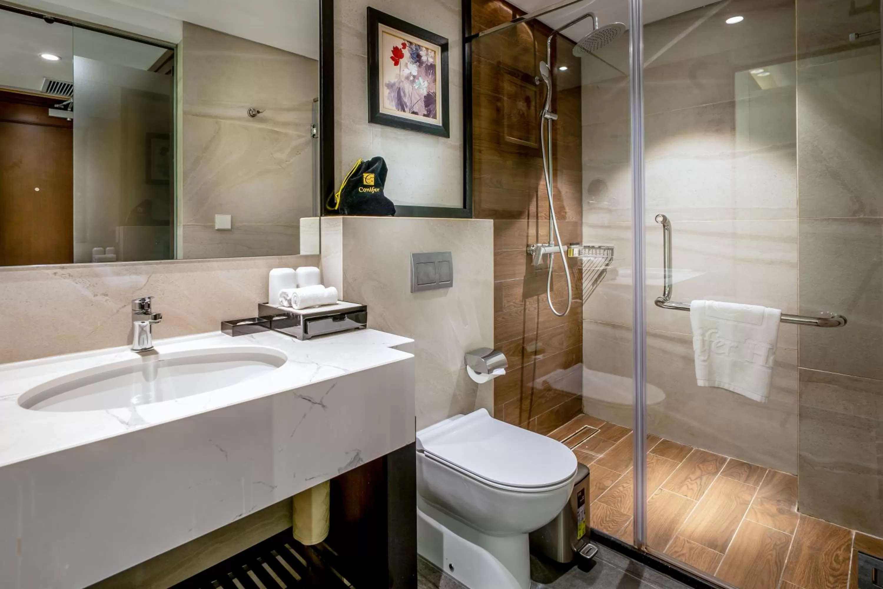 Shower in Conifer Grand Hotel