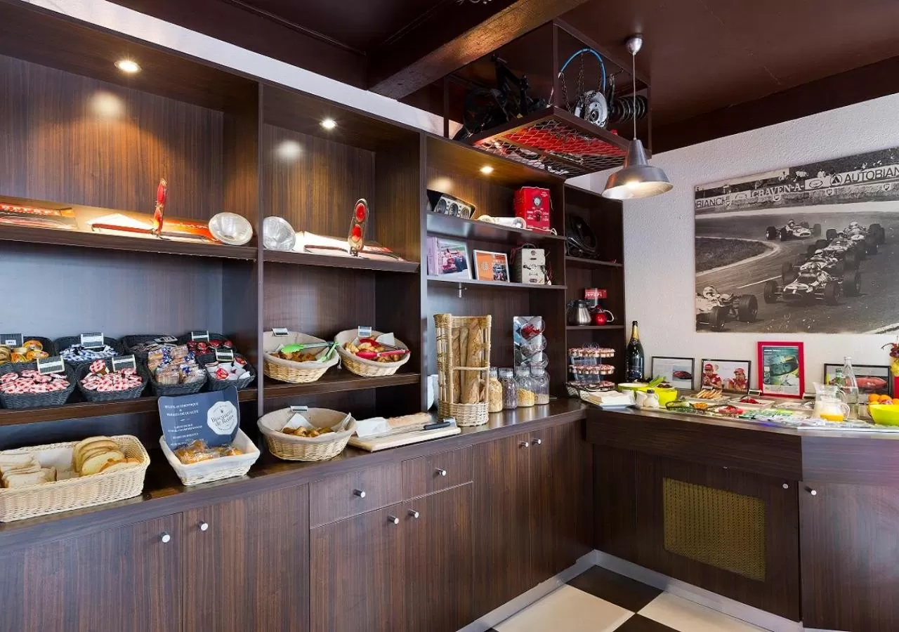 Breakfast in Enzo Hotels Reims Tinqueux by Kyriad Direct