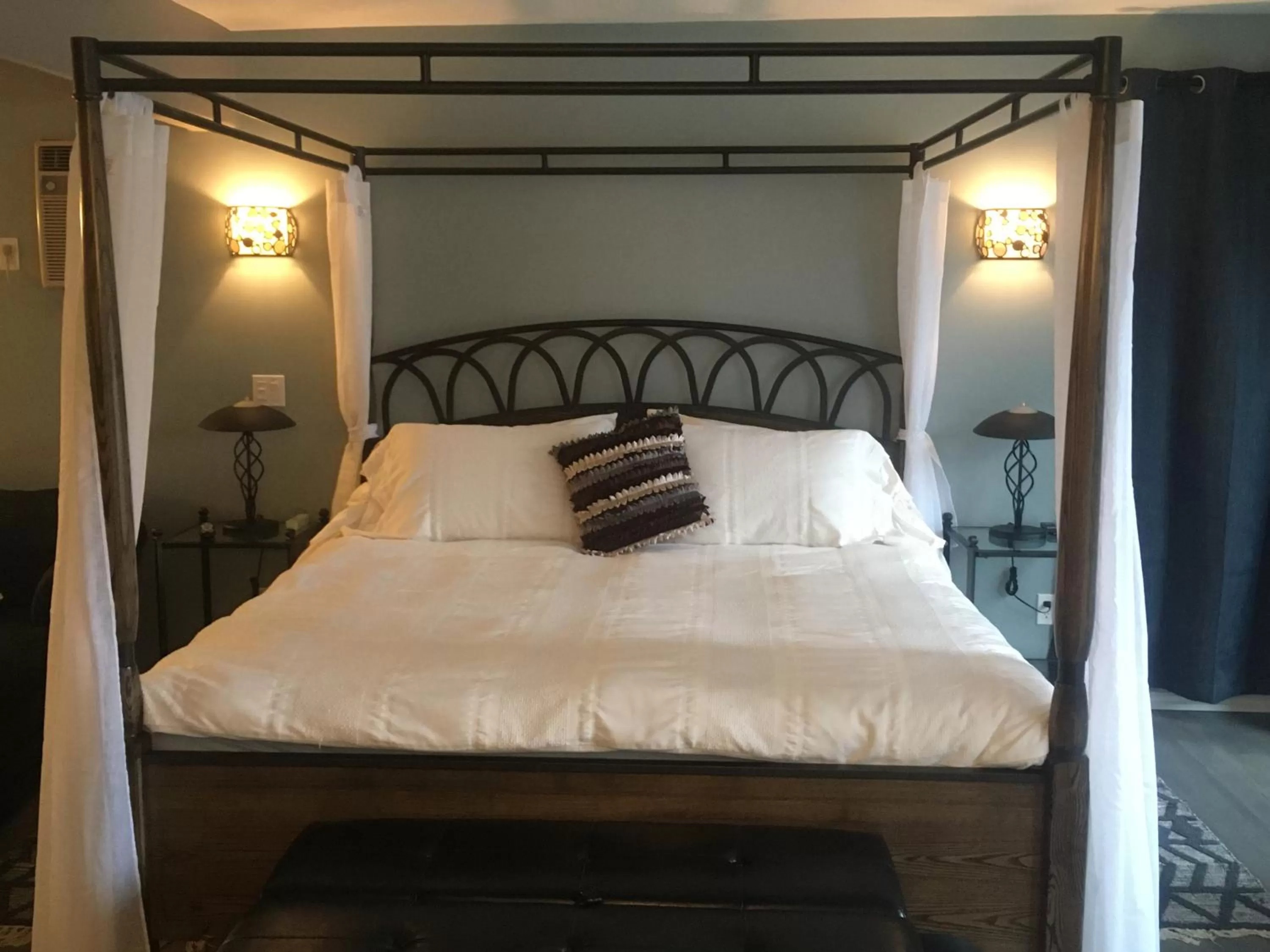 Bed in Long Lake Waterfront Bed and Breakfast