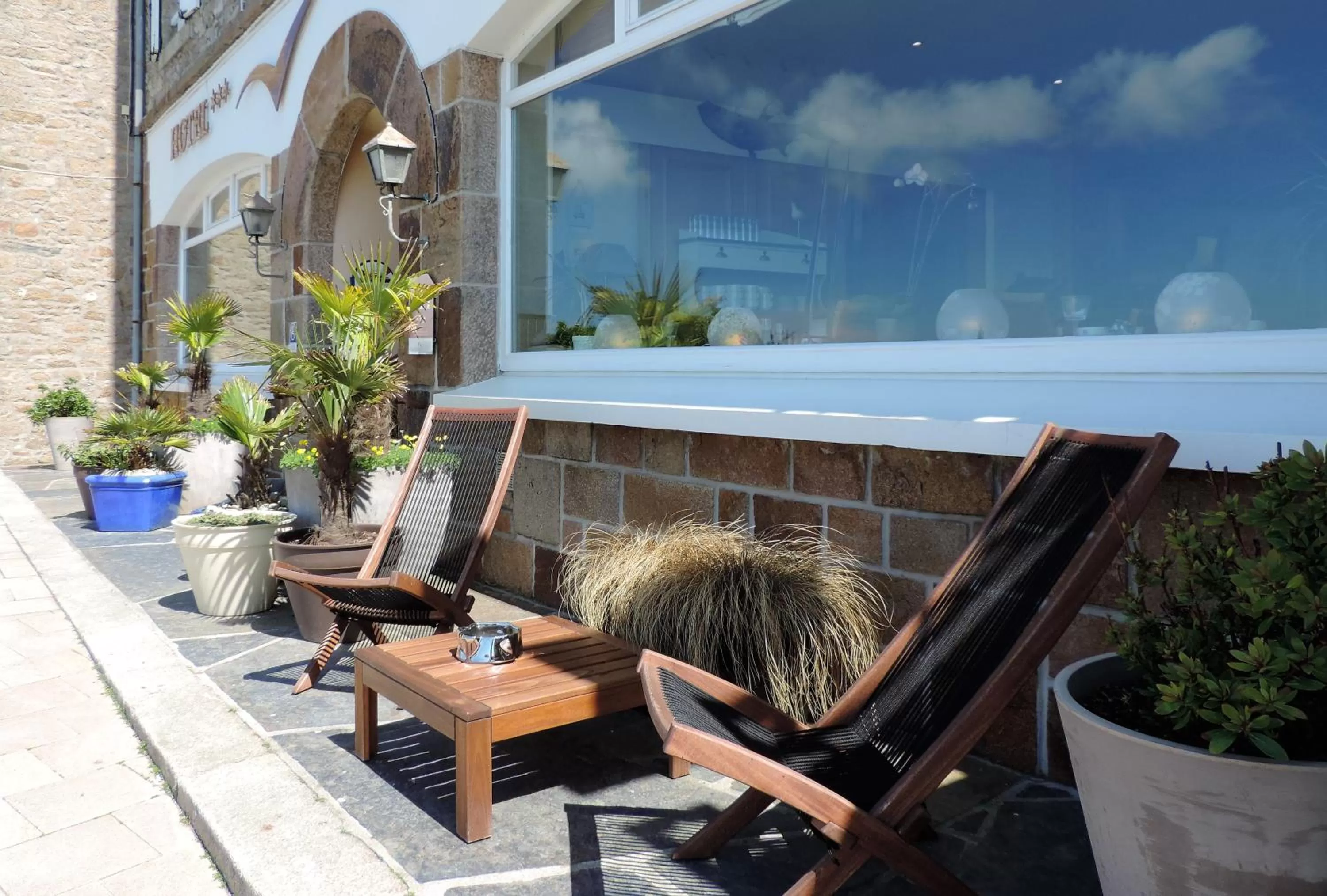 Property building in Hôtel Aux Tamaris - Vue Mer