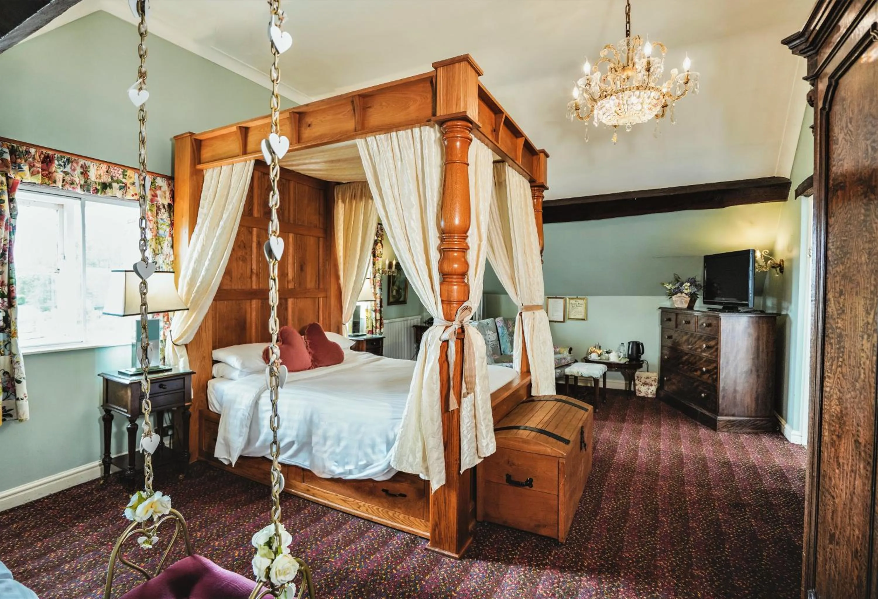 Bed in Hundred House Hotel