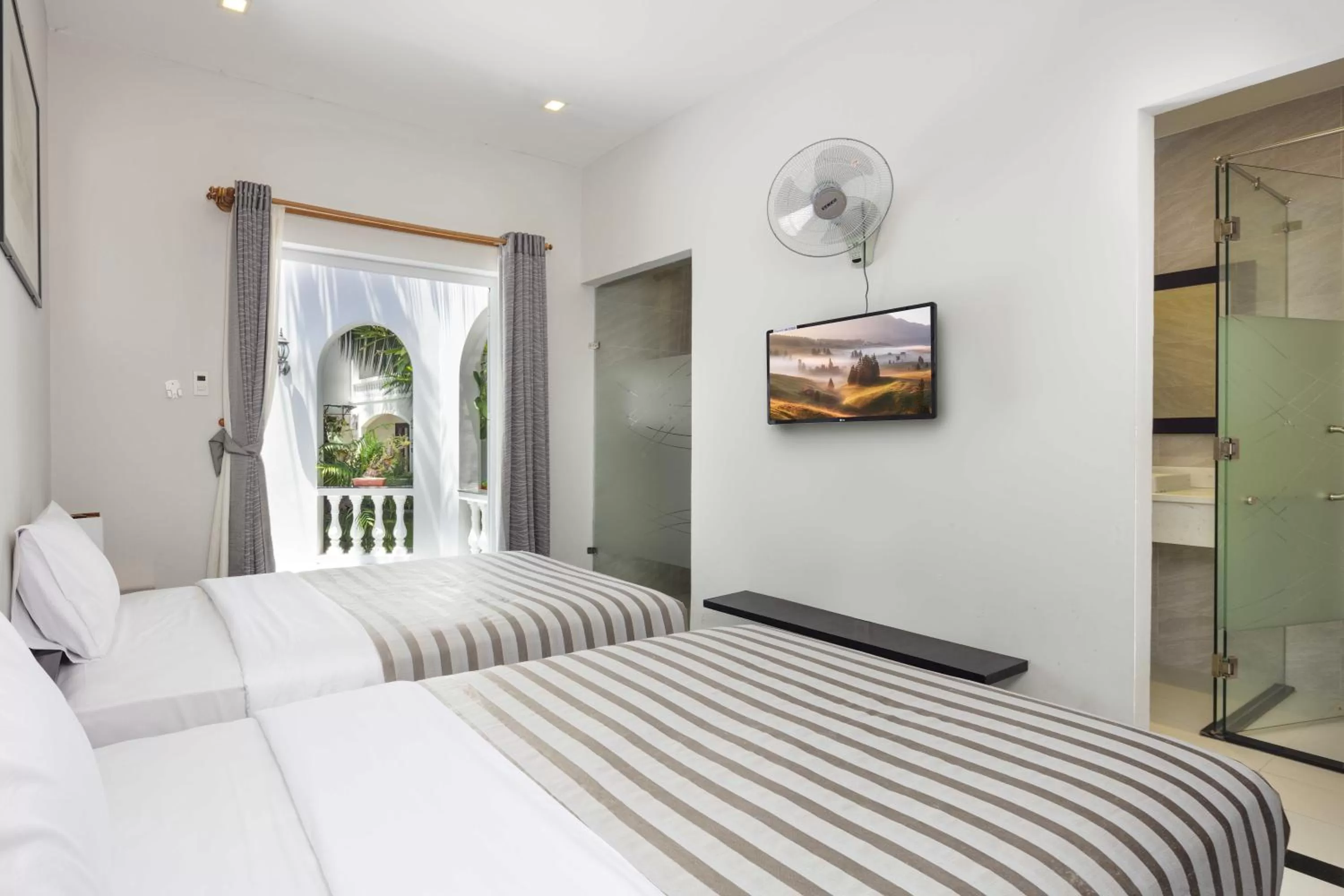 Photo of the whole room, Bed in La Paloma Villa