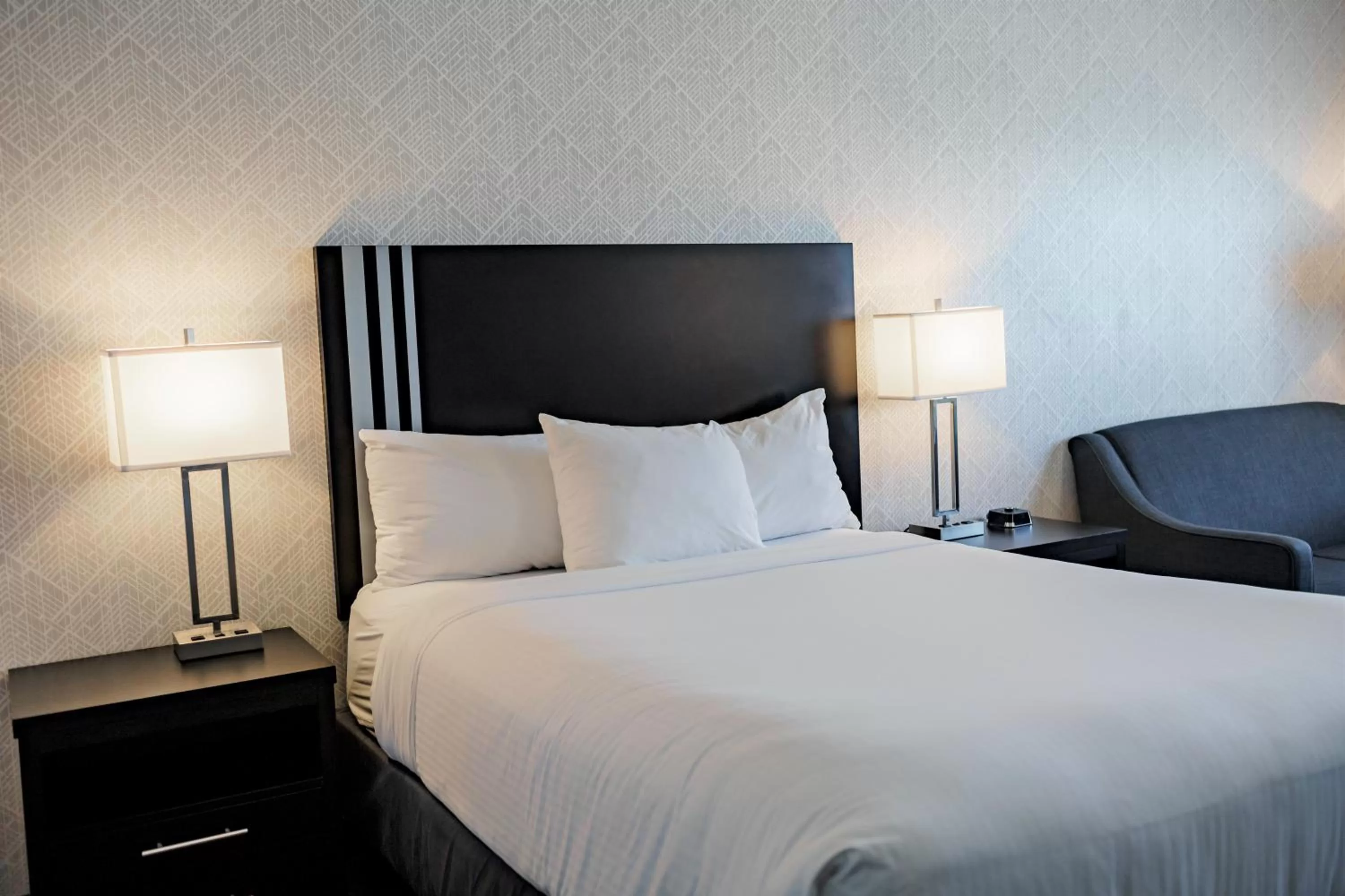 Bed in Park Inn by Radisson Edmonton Airport