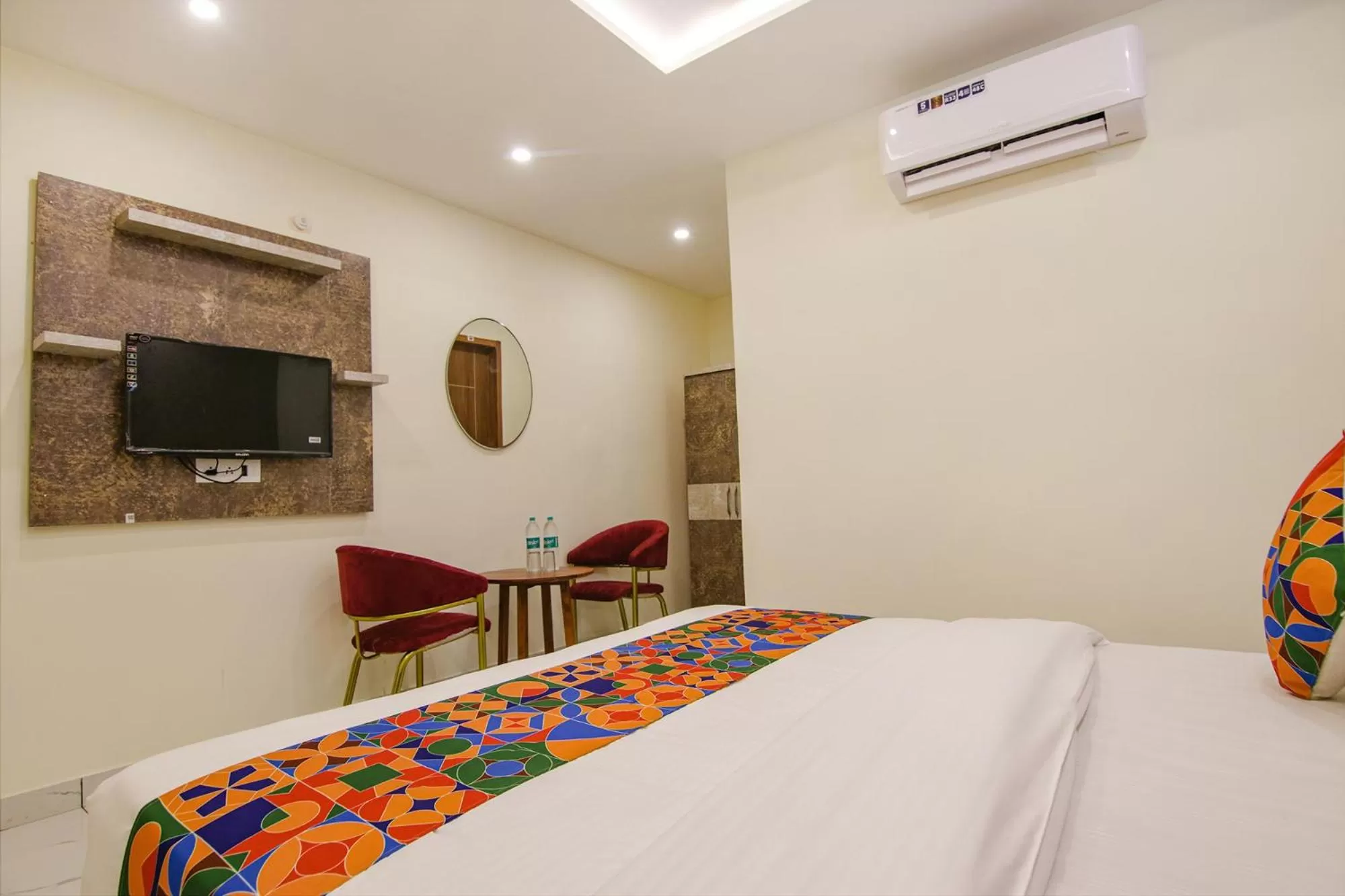 Communal lounge/ TV room, Bed in FabHotel Meridian Inn