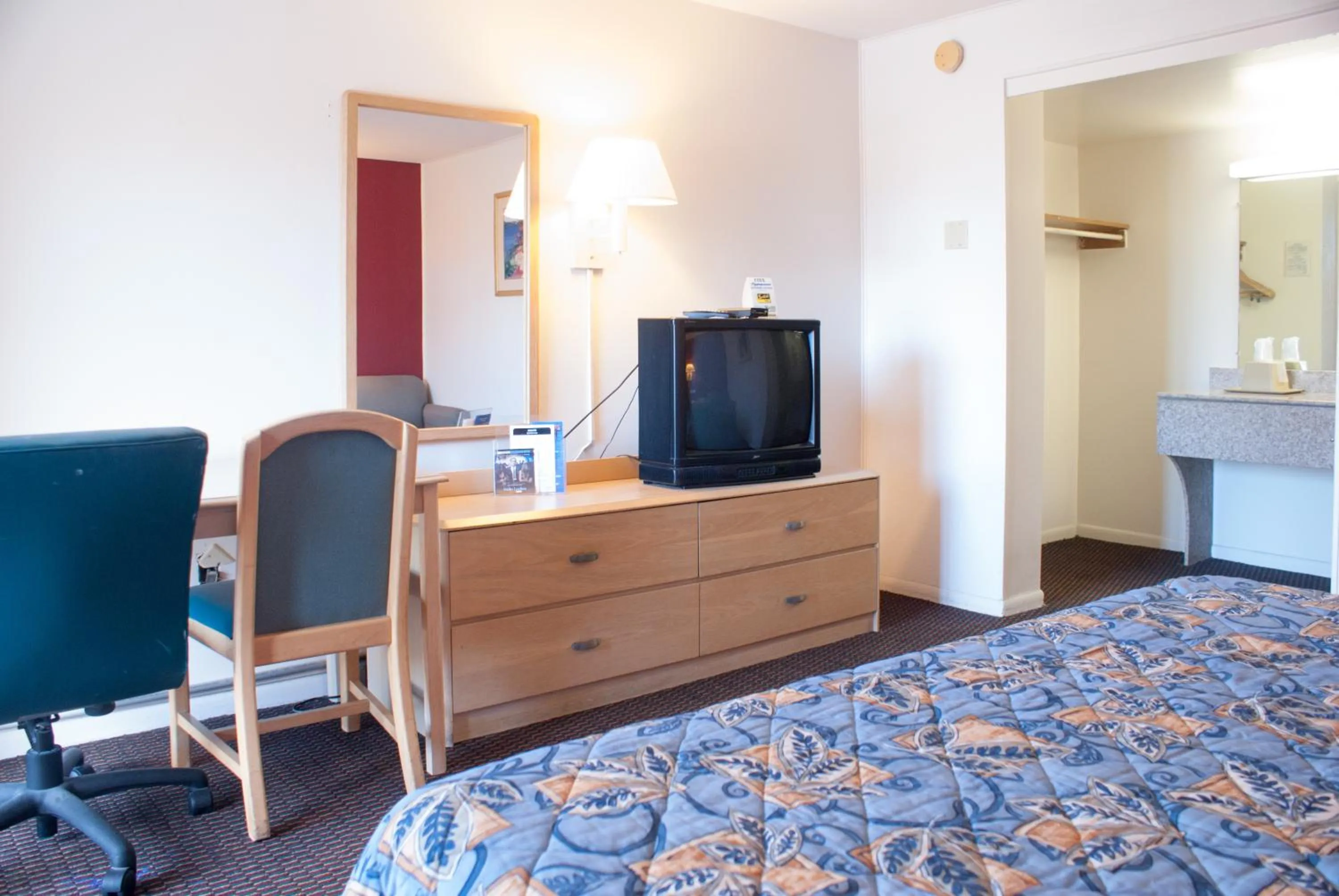 Decorative detail, Bed in Scottish Inn Downtown Jacksonville