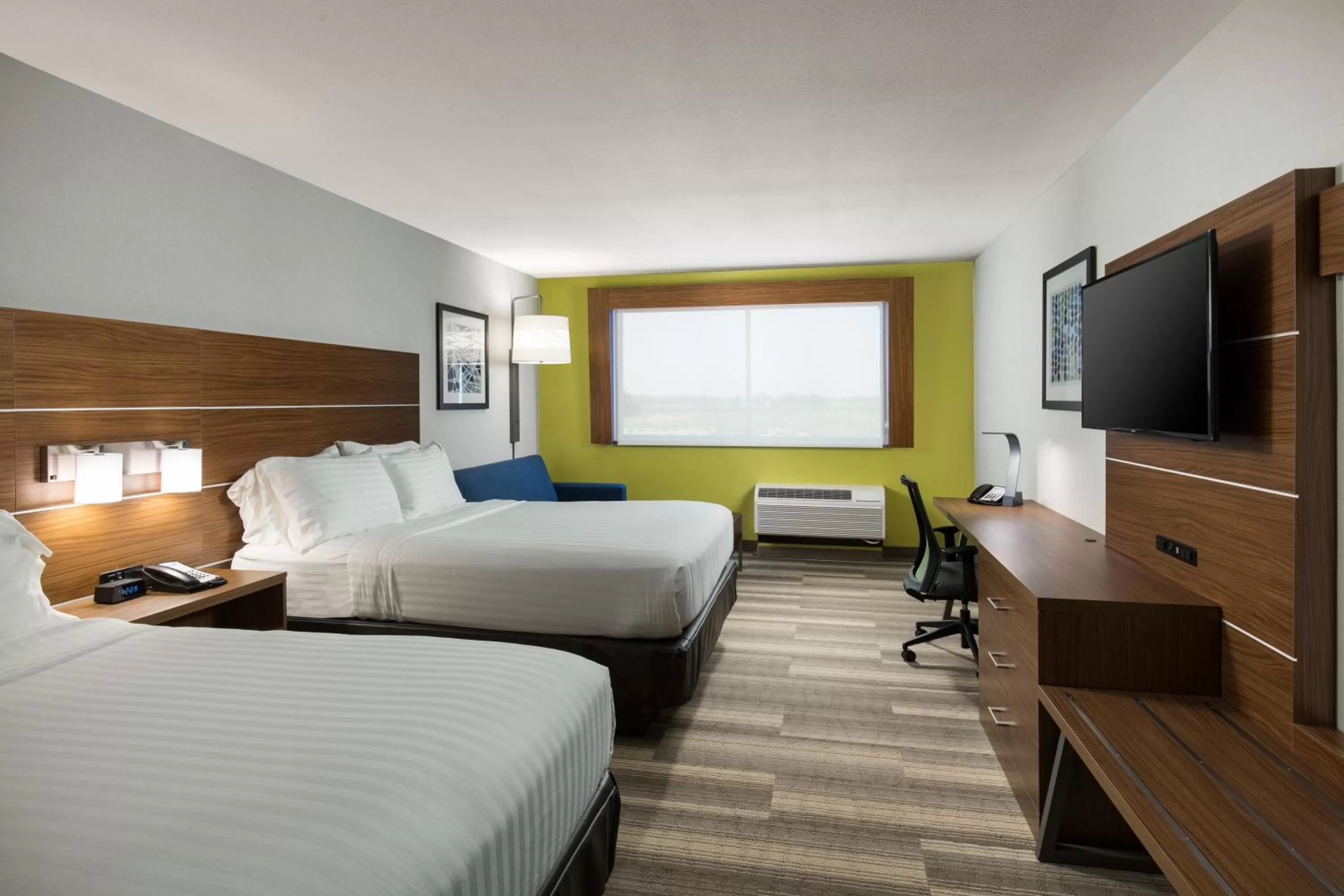 Bed in Holiday Inn Express Visalia-Sequoia Gateway Area by IHG