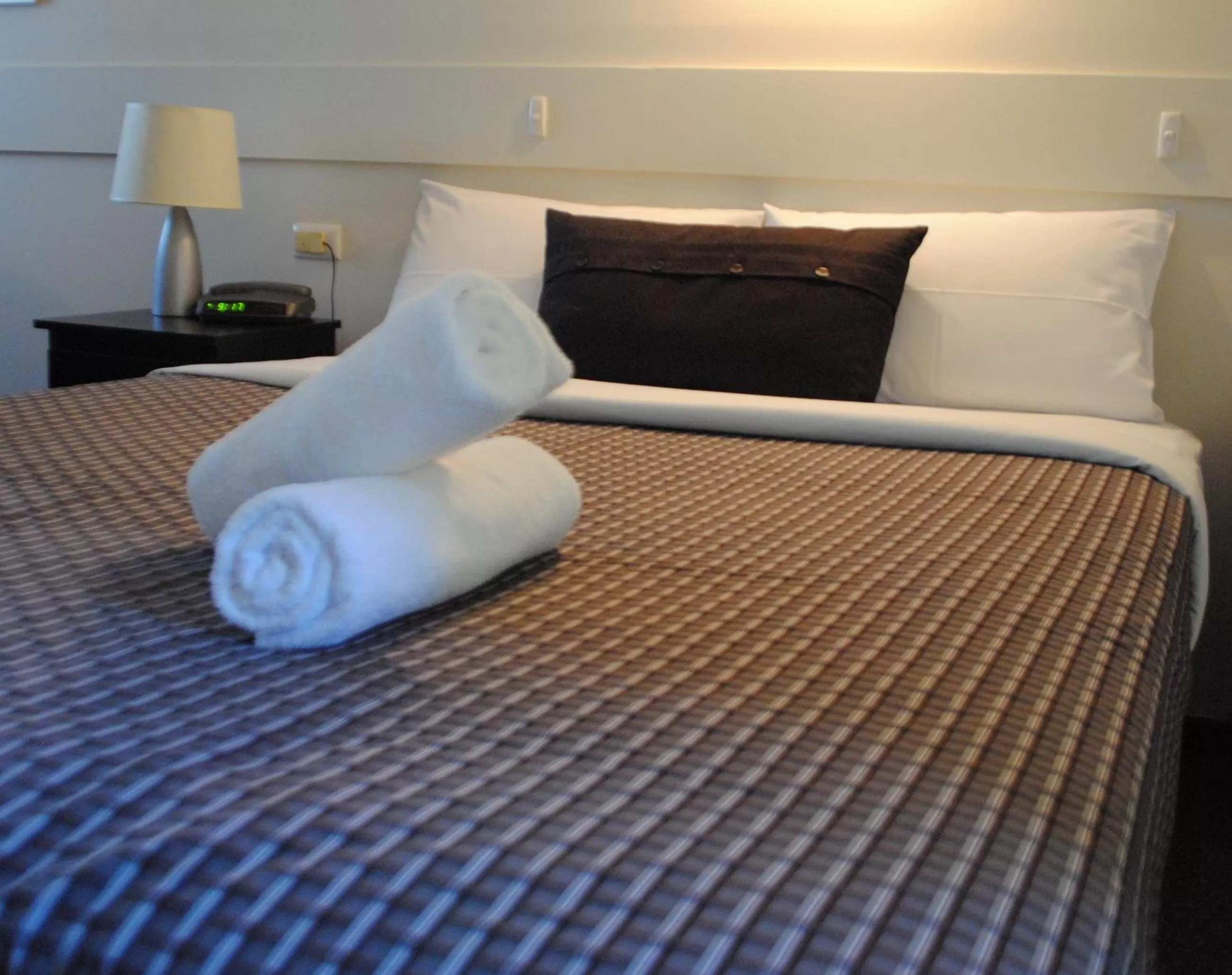 Bedroom, Bed in Budget on the Lake