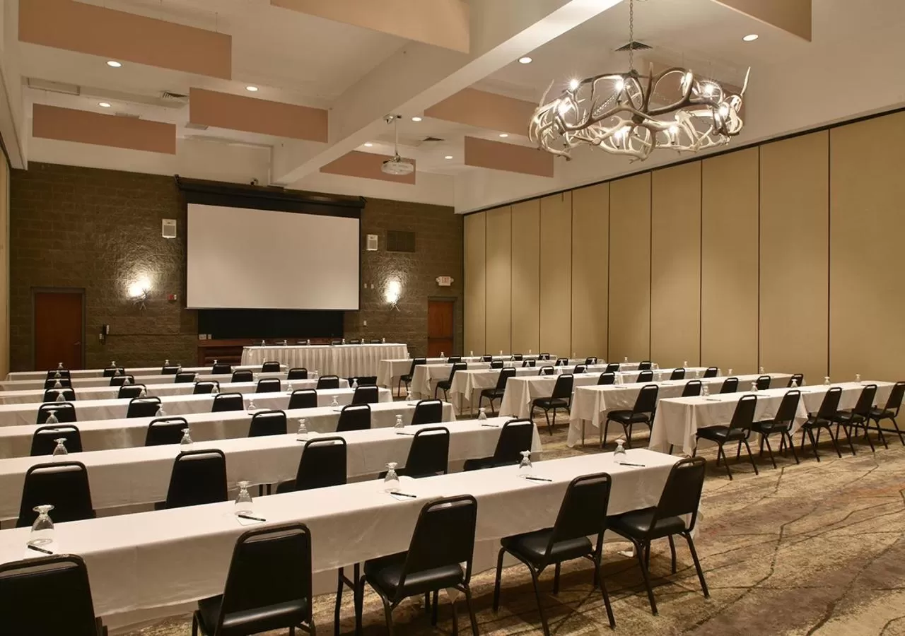 Meeting/conference room in Cedar Creek Hotel Wausau - Rothschild