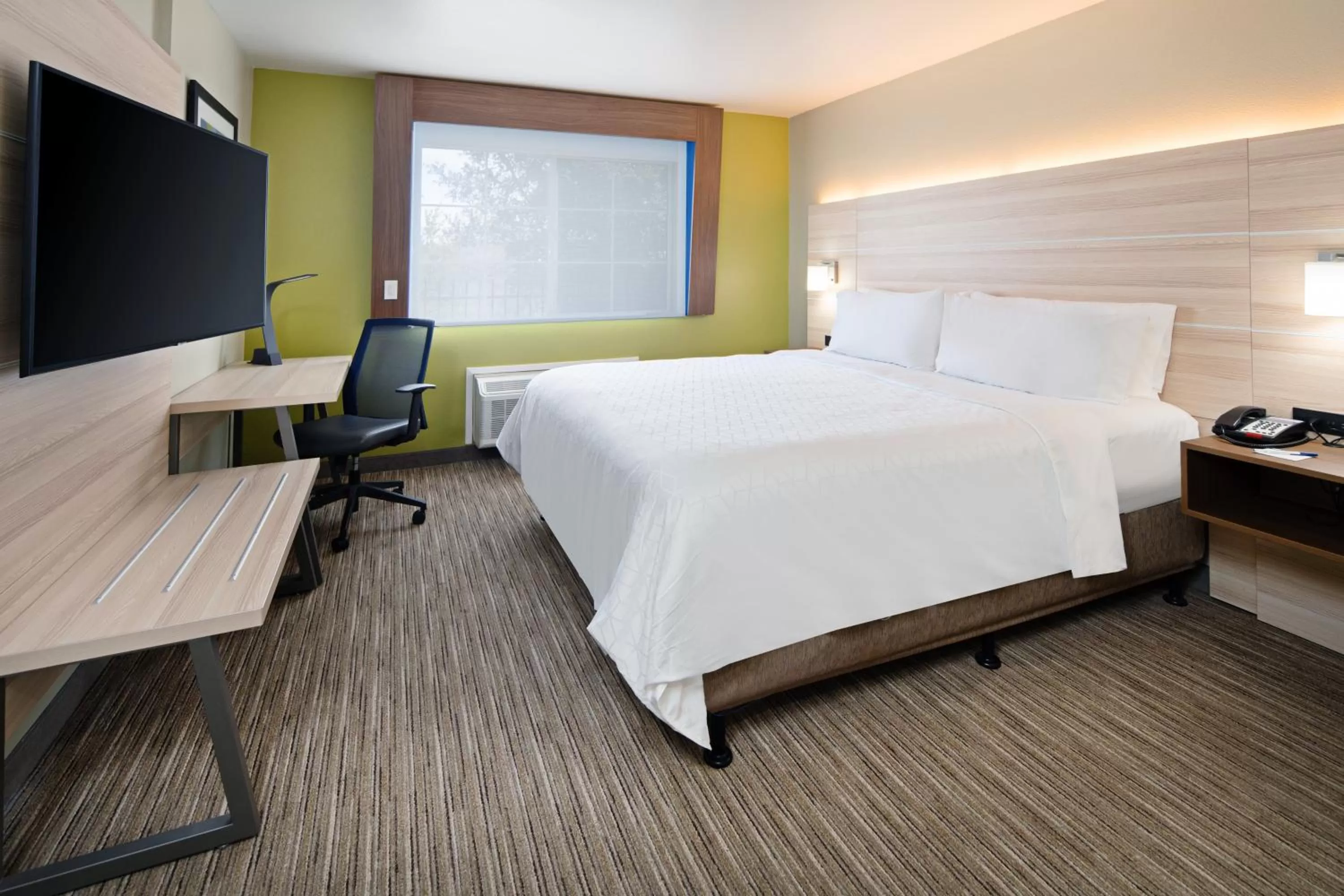 Photo of the whole room, Bed in Holiday Inn Express & Suites Watsonville by IHG