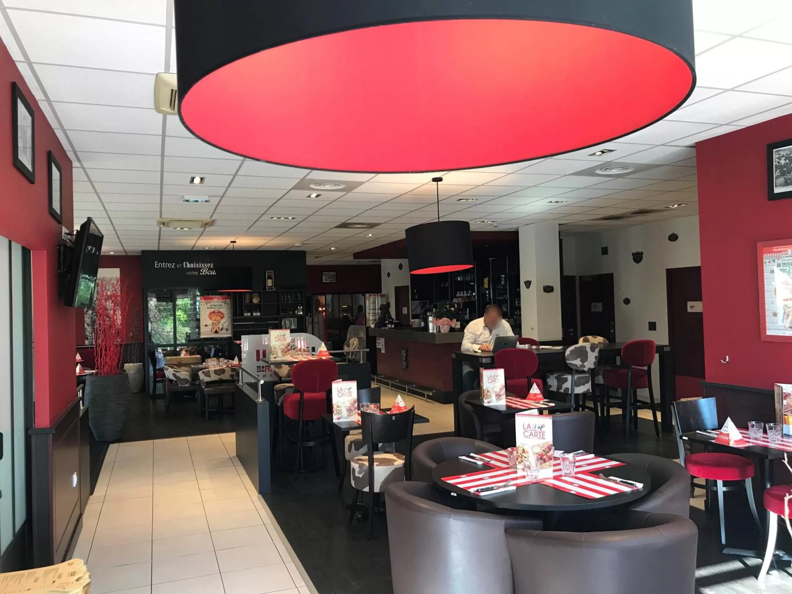 Restaurant/places to eat in Kyriad Aix Les Milles - Plan de Campagne