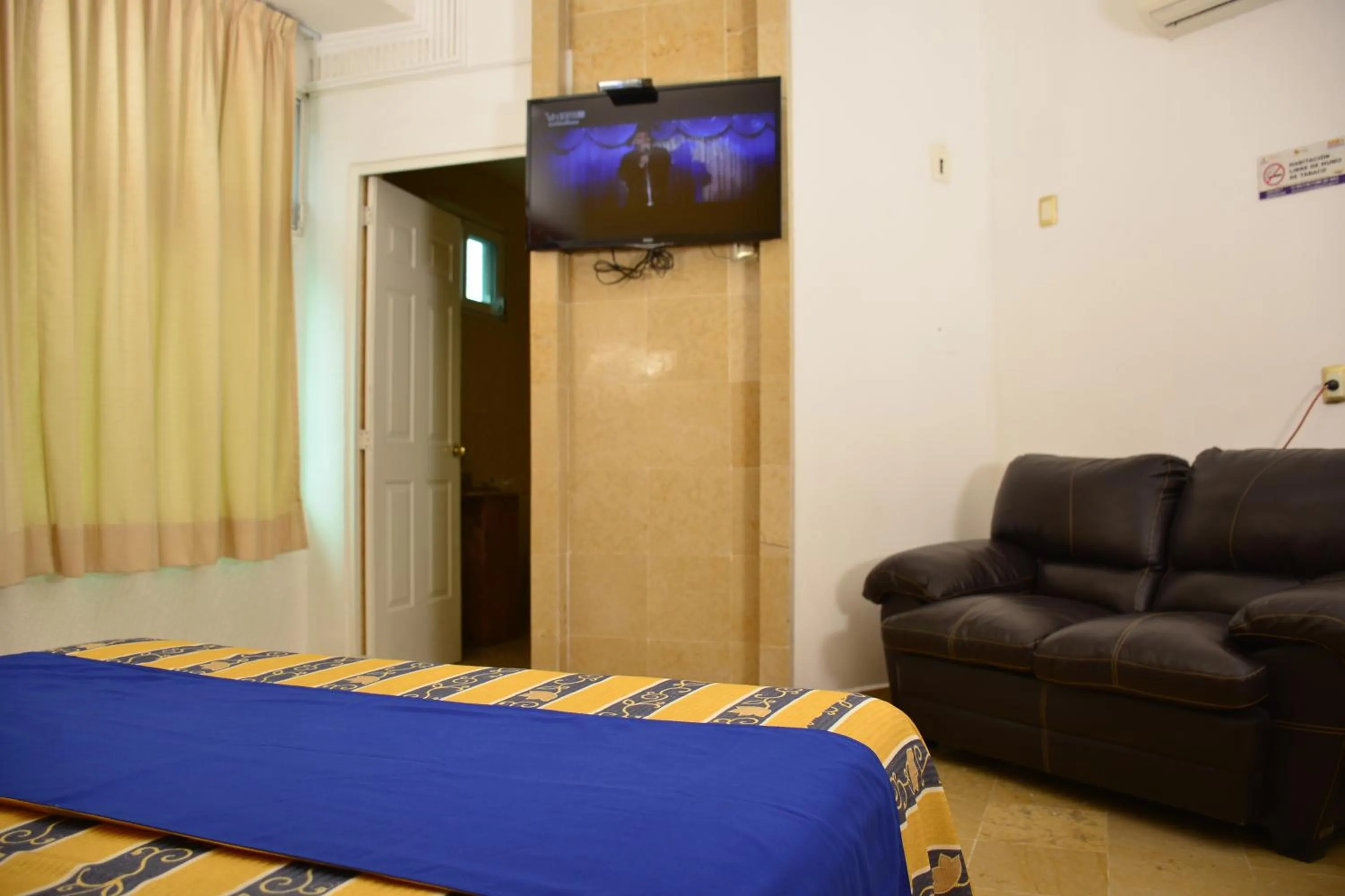 Bed in Hotel Paradise Inn