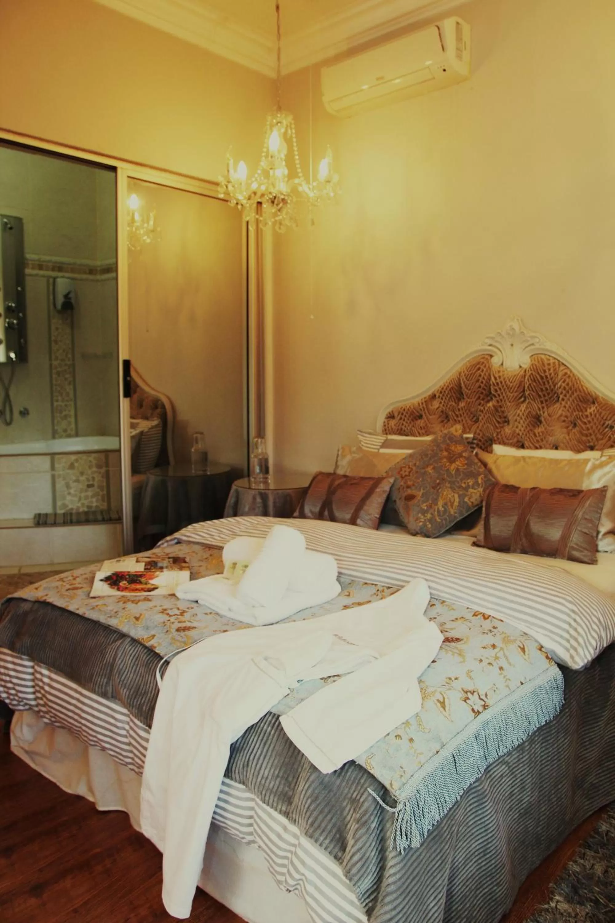 Bathroom, Bed in Victoria Manor