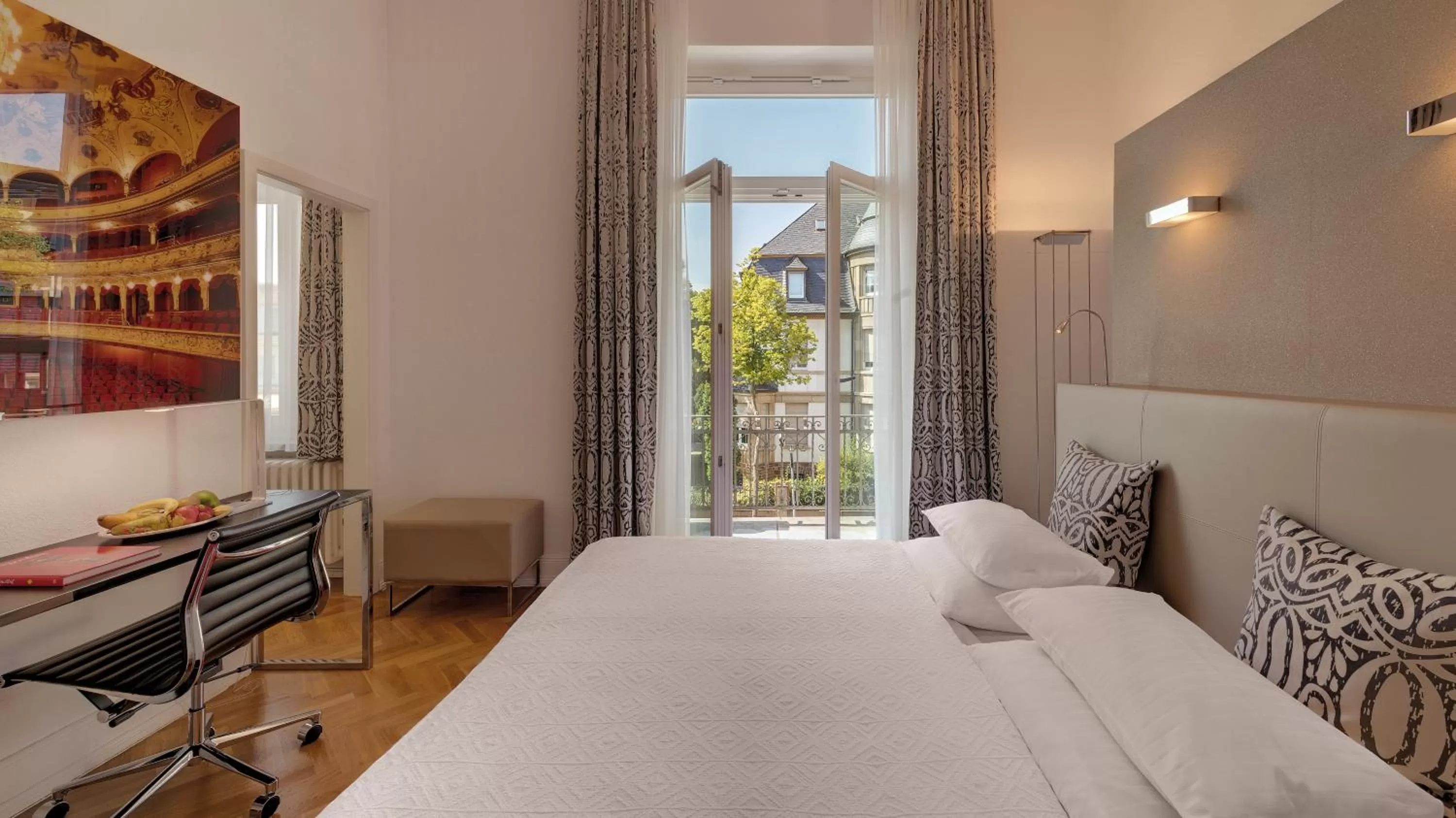 Photo of the whole room, Bed in Boutiquehotel Dreesen - Villa Godesberg