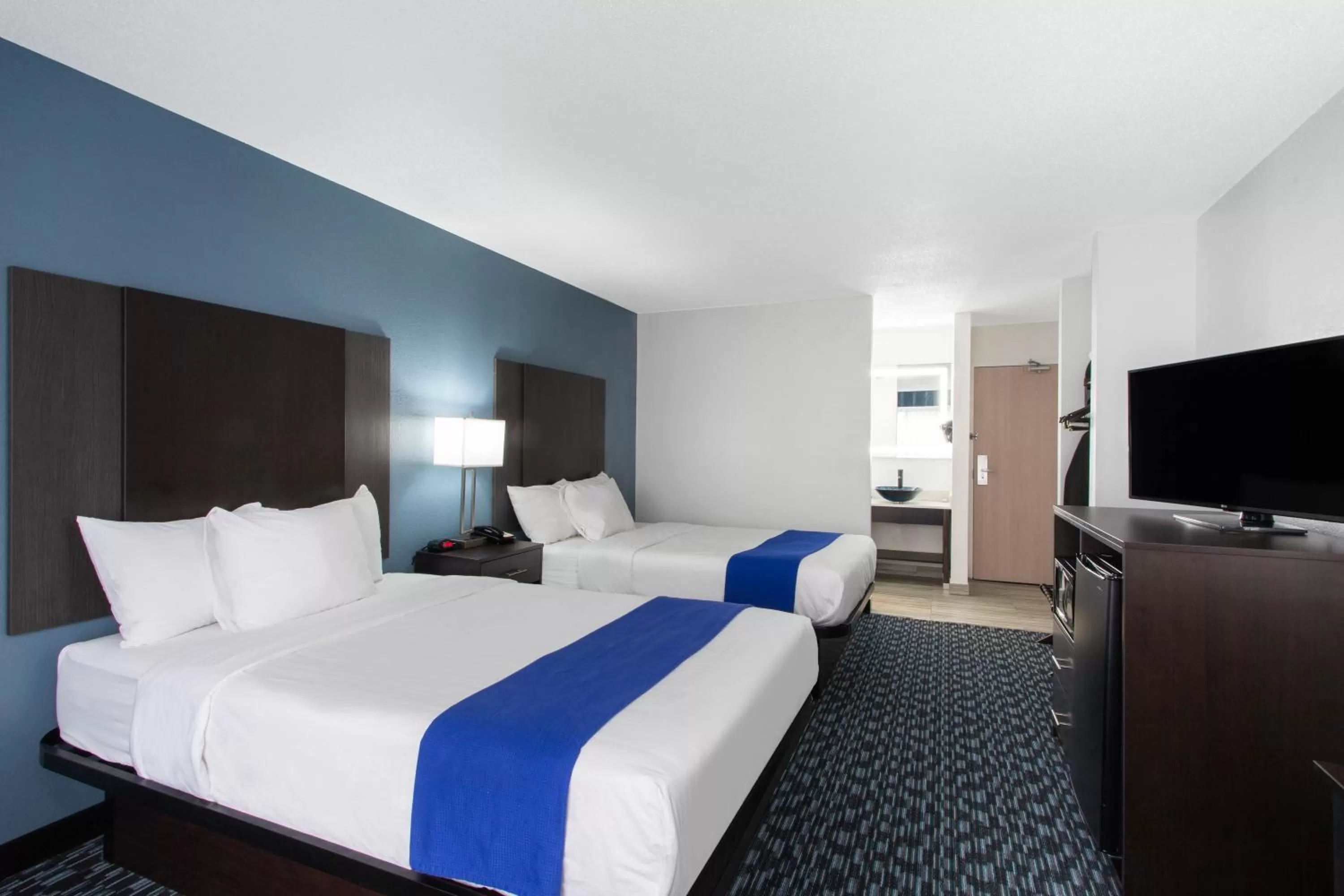 Photo of the whole room, Bed in University Inn & Suites