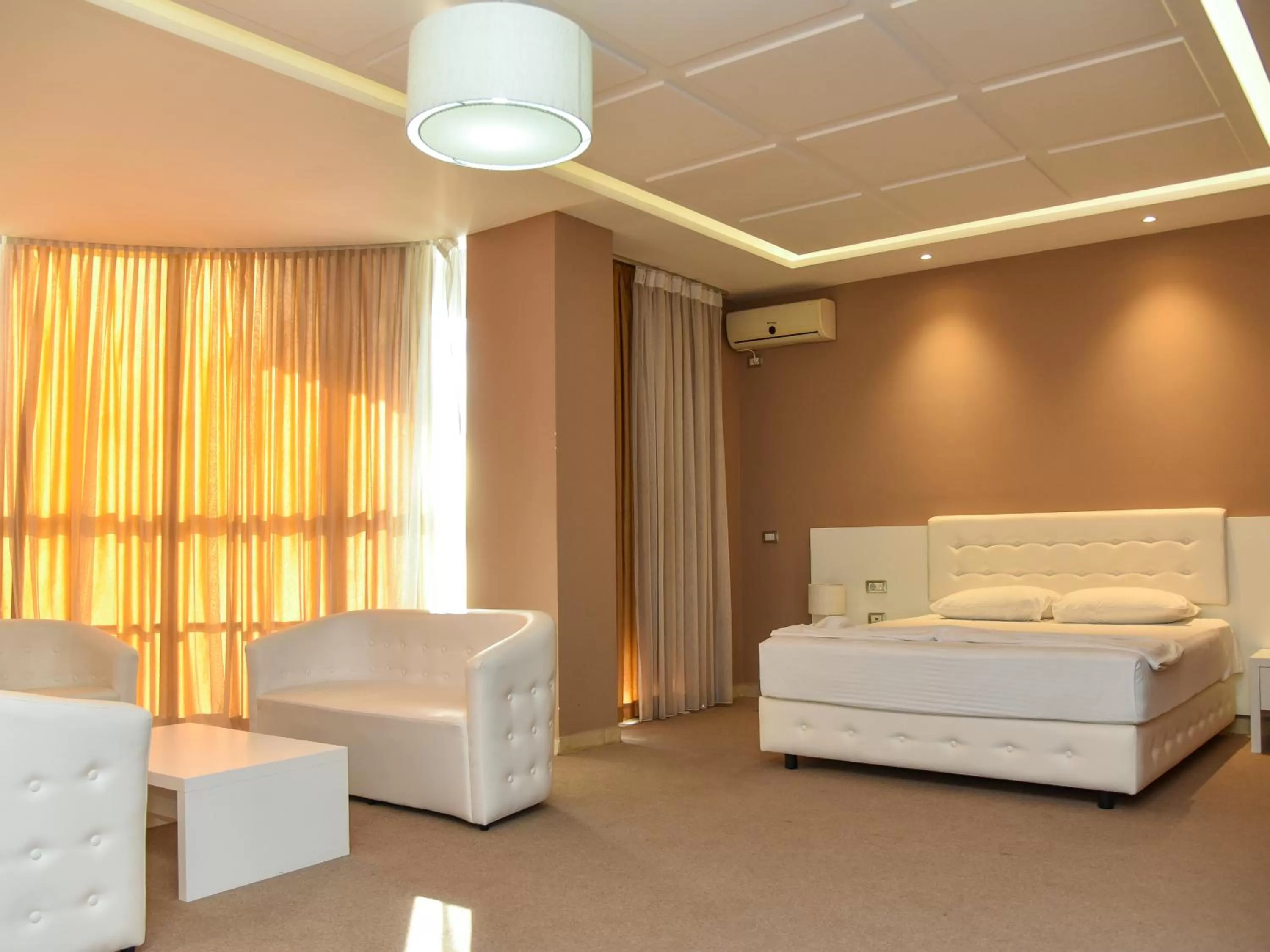 Bedroom, Seating Area in Hotel Continental