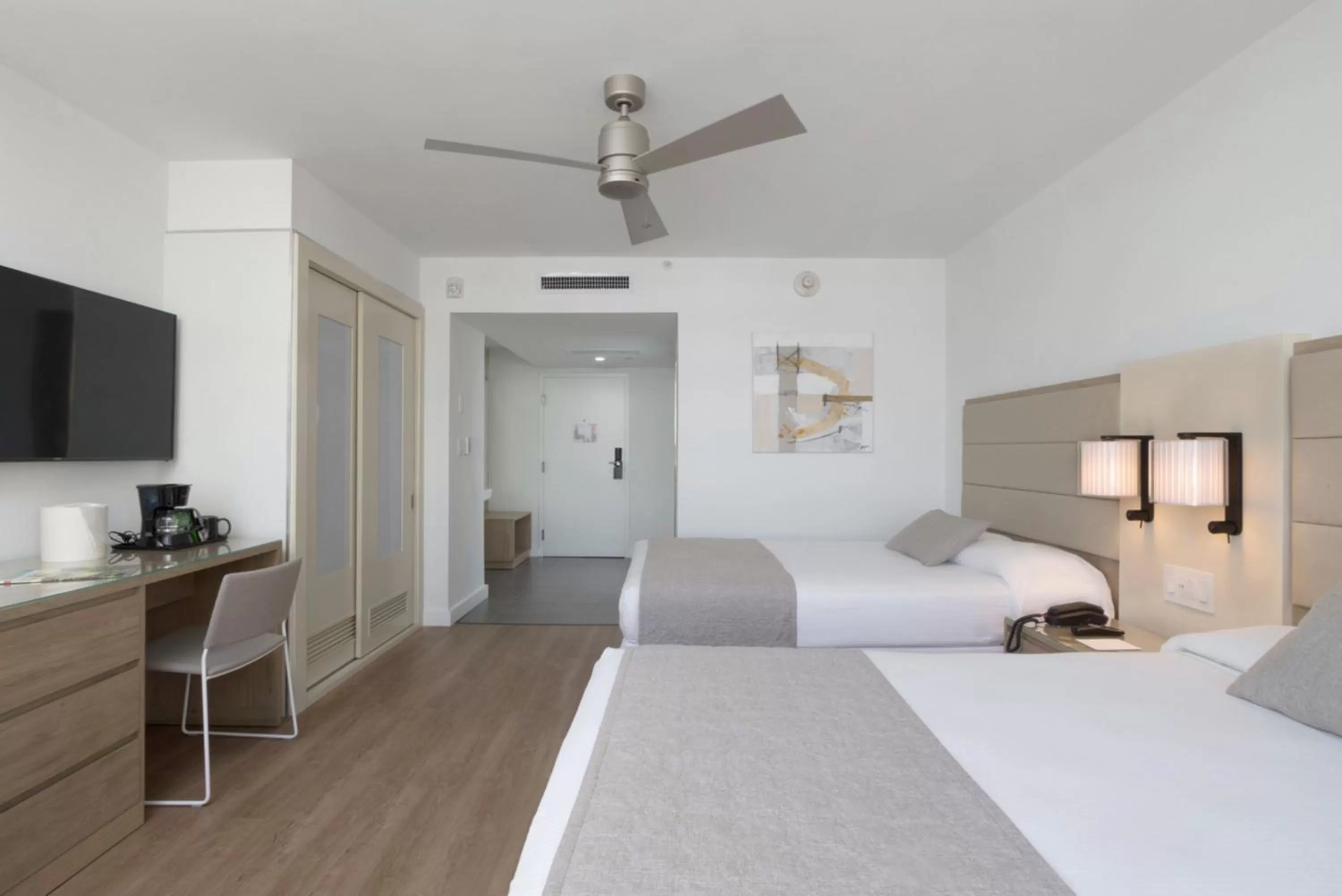 Photo of the whole room, Bed in Riu Plaza Miami Beach