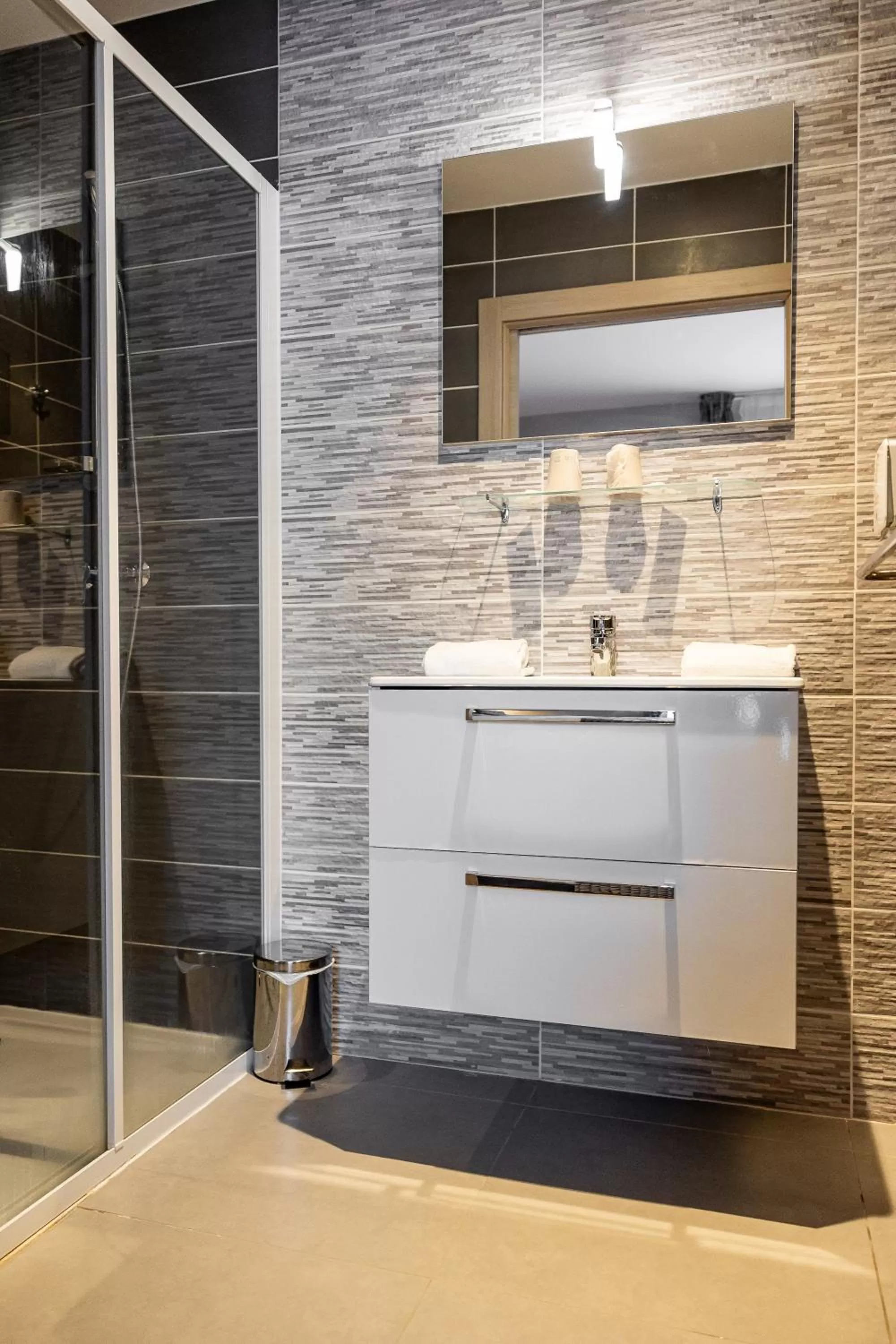 Shower in Hôtel Le Bastia