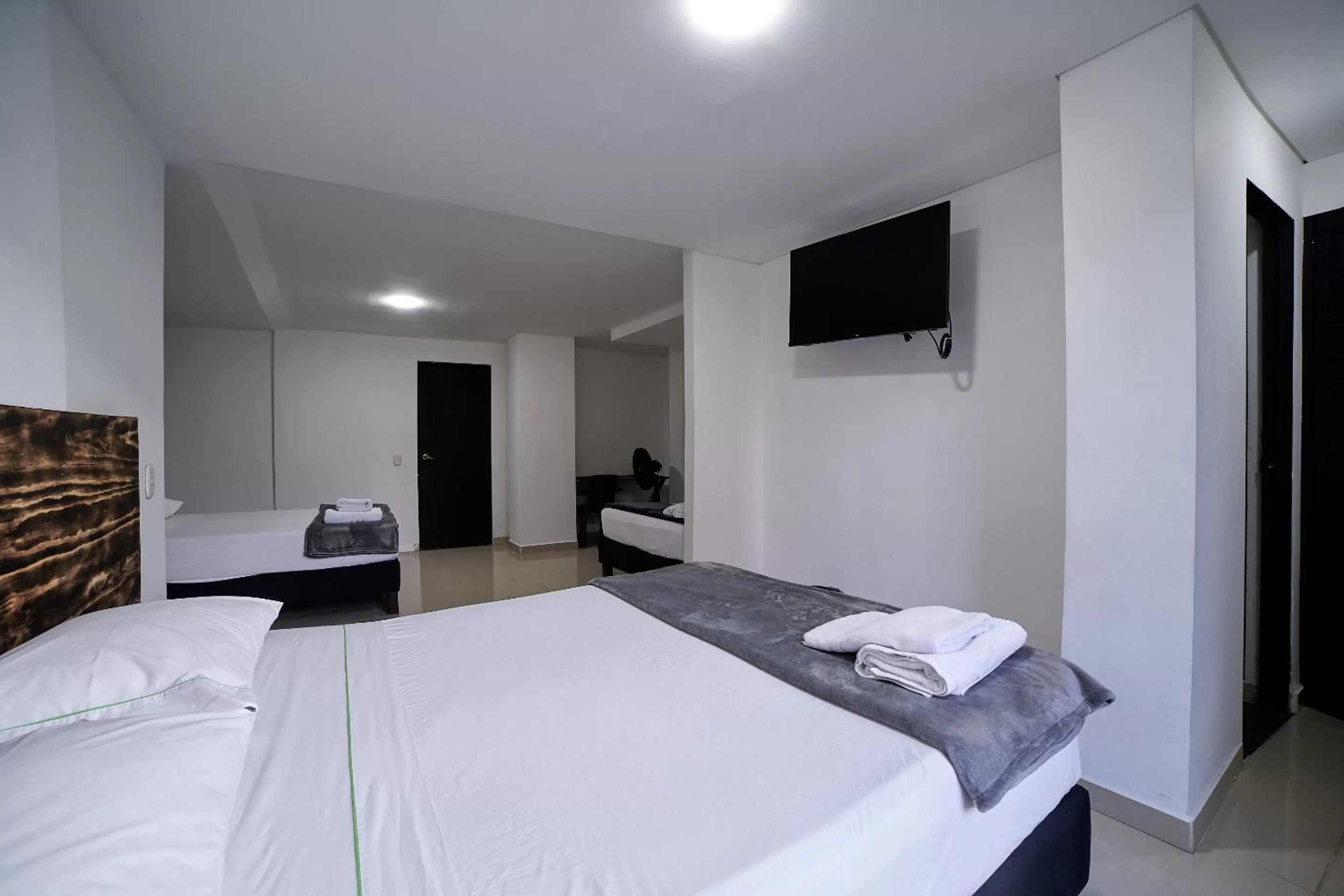 Bed, TV/Entertainment Center in Farum Hotel Express