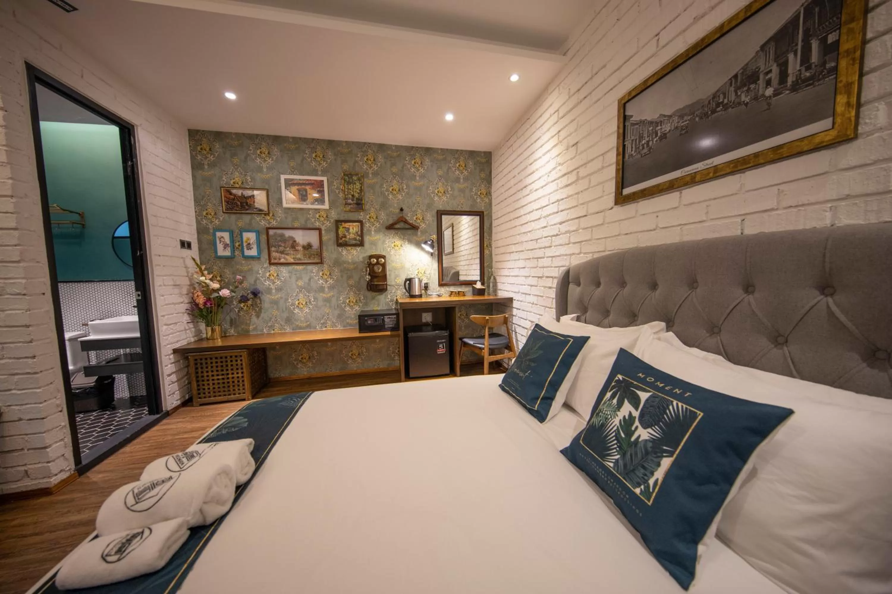 Photo of the whole room, Bed in Carnarvon Suites