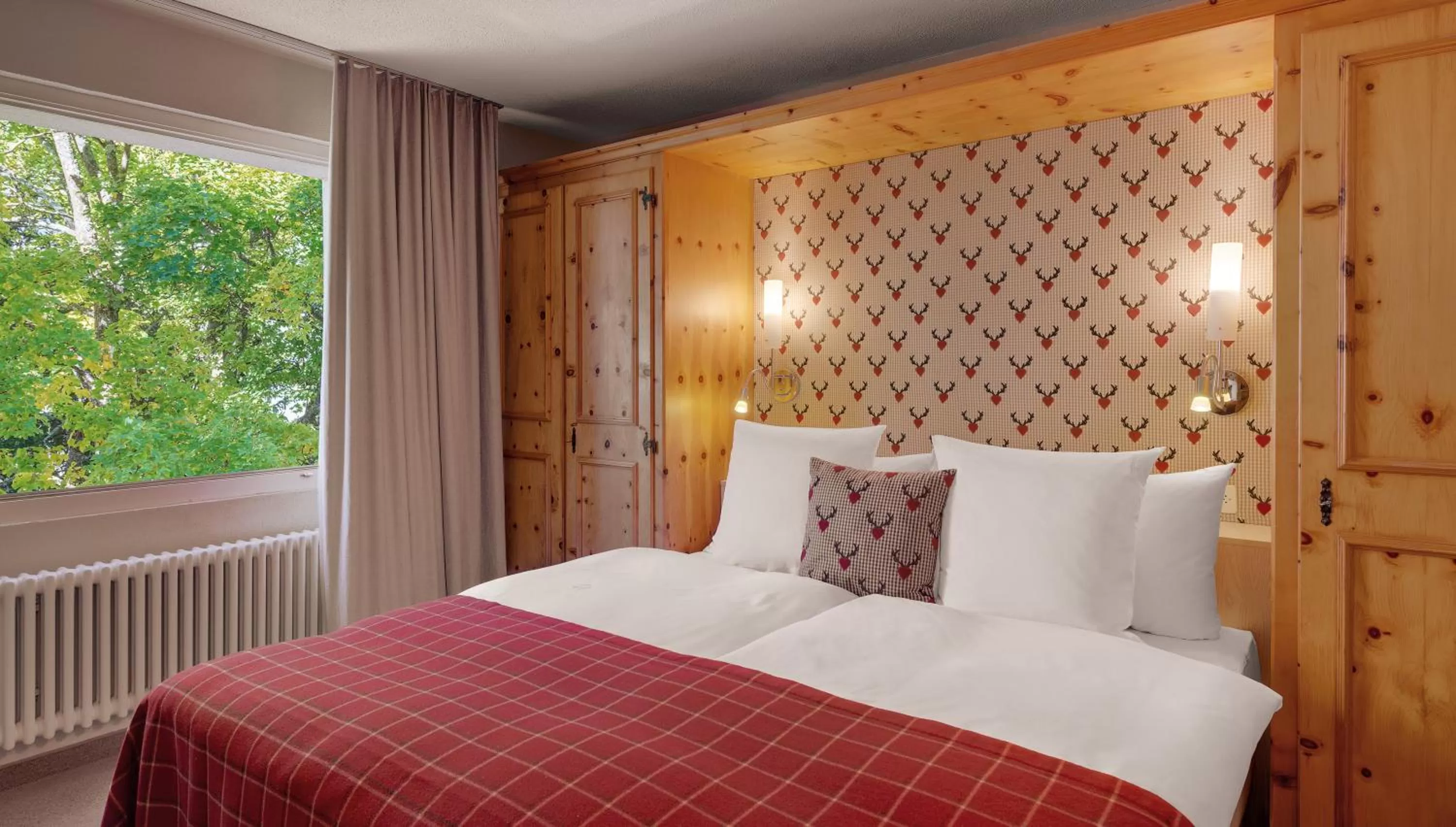 Photo of the whole room, Bed in Morosani Posthotel