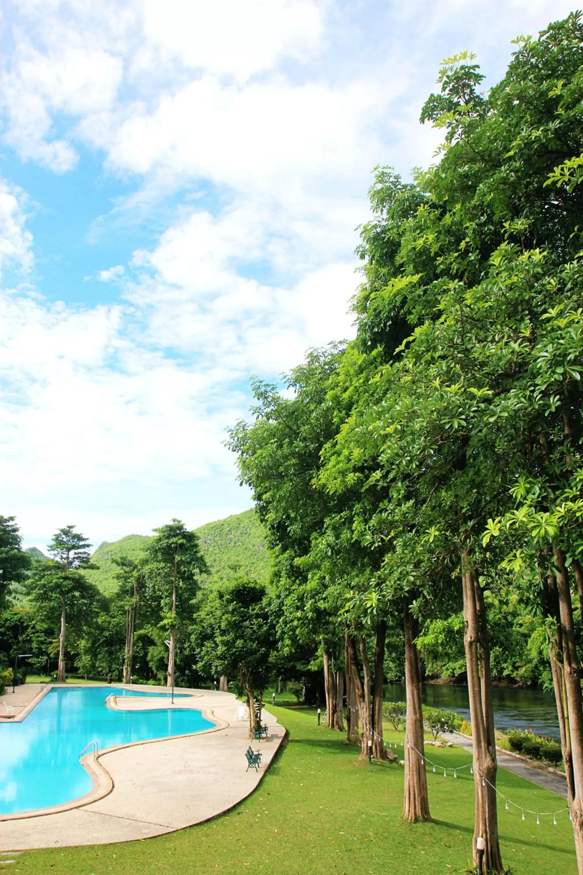 Swimming pool in Aekpailin River Kwai Resort