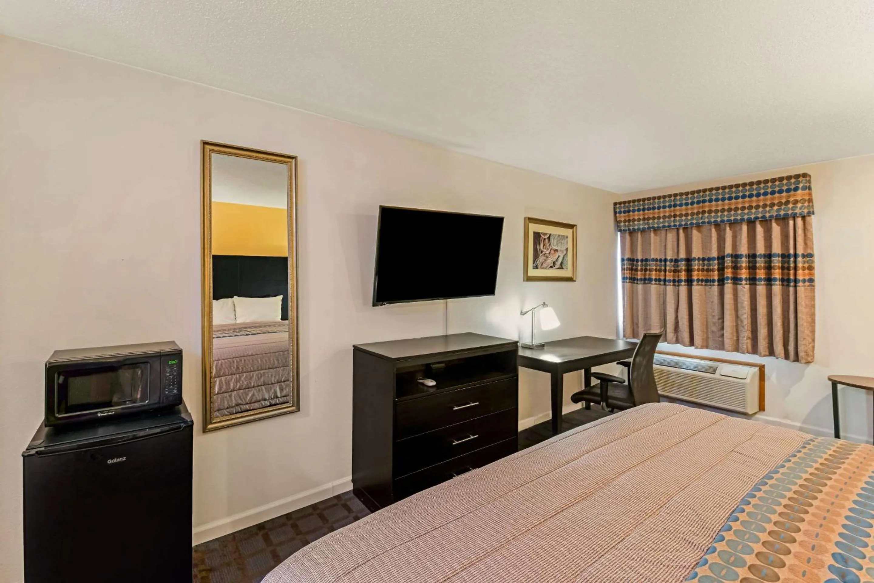 Bedroom, Bed in Rodeway Inn Red Oak