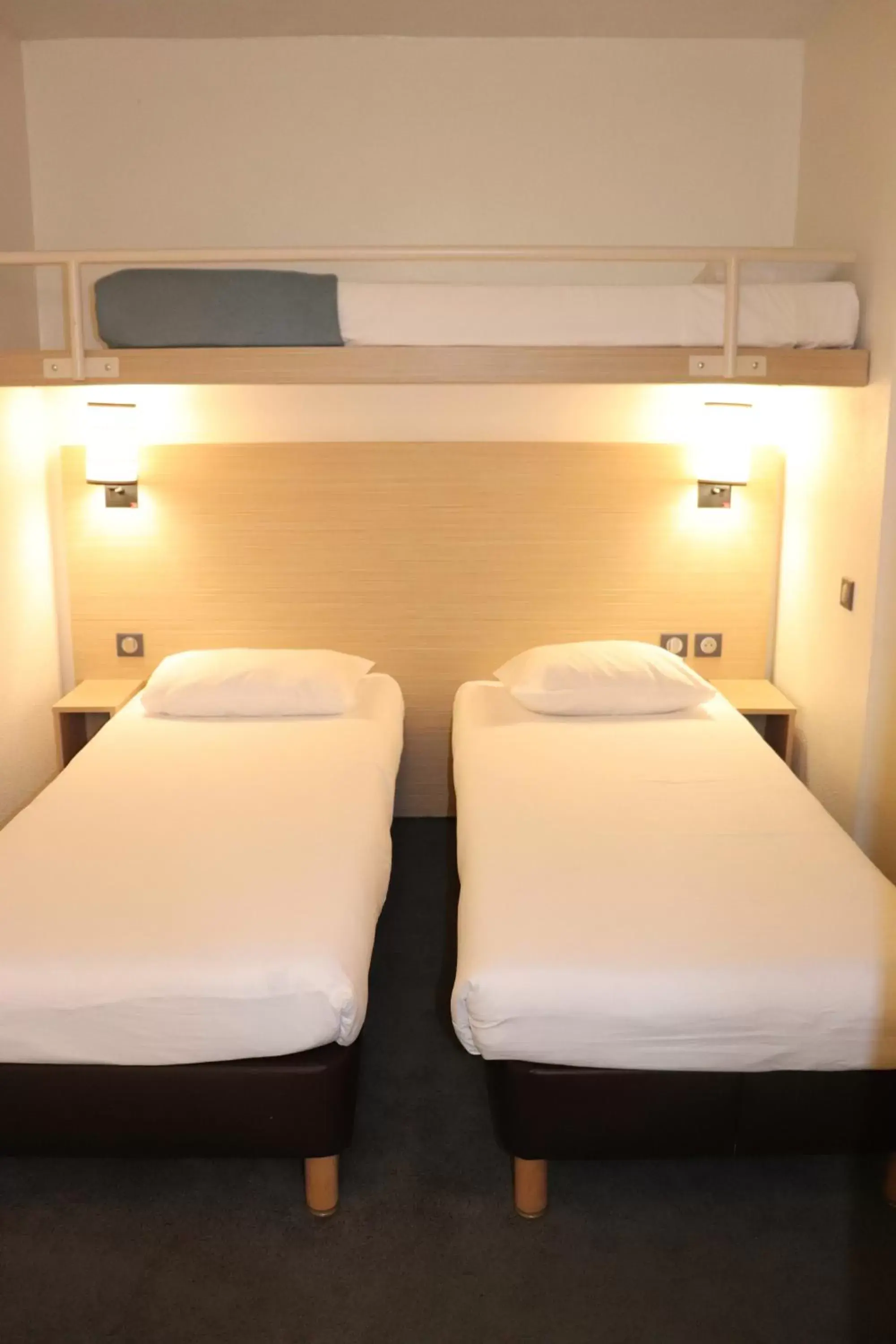Triple Room in Hôtel Inn Design Dijon Sud Triple Room in Hôtel Inn Design Dijon Sud