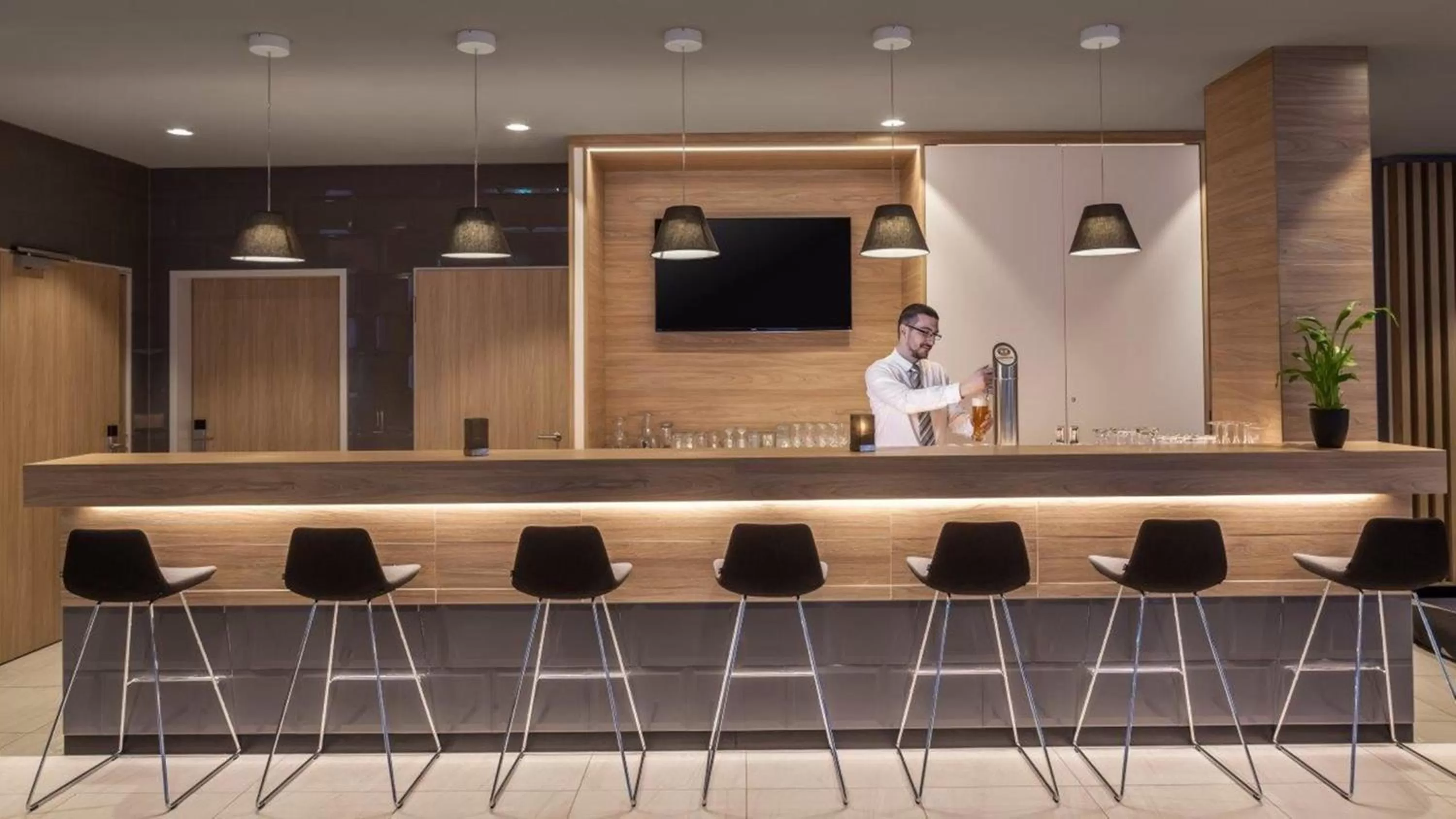 Lounge or bar in Holiday Inn Express - Wuppertal - Hauptbahnhof by IHG