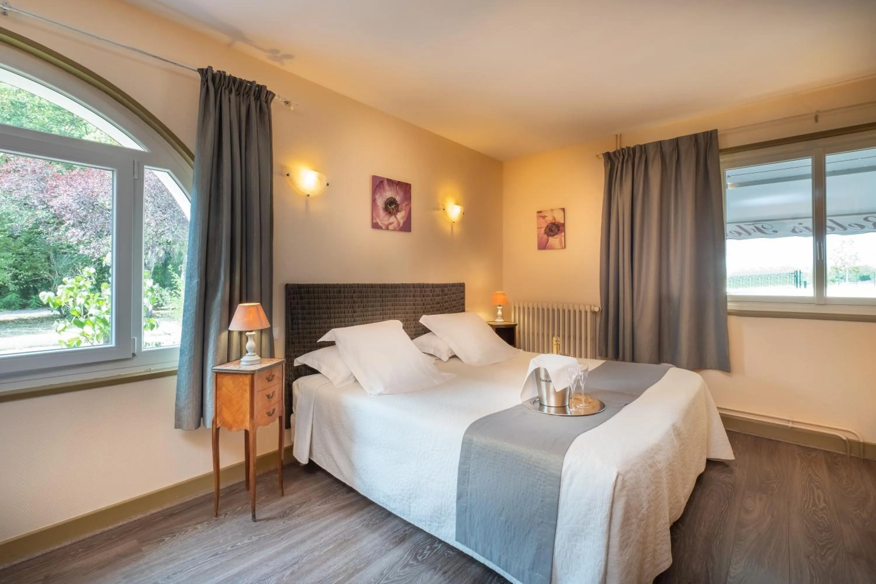 Bed in Logis Hôtel Restaurant Le Coq Hardi