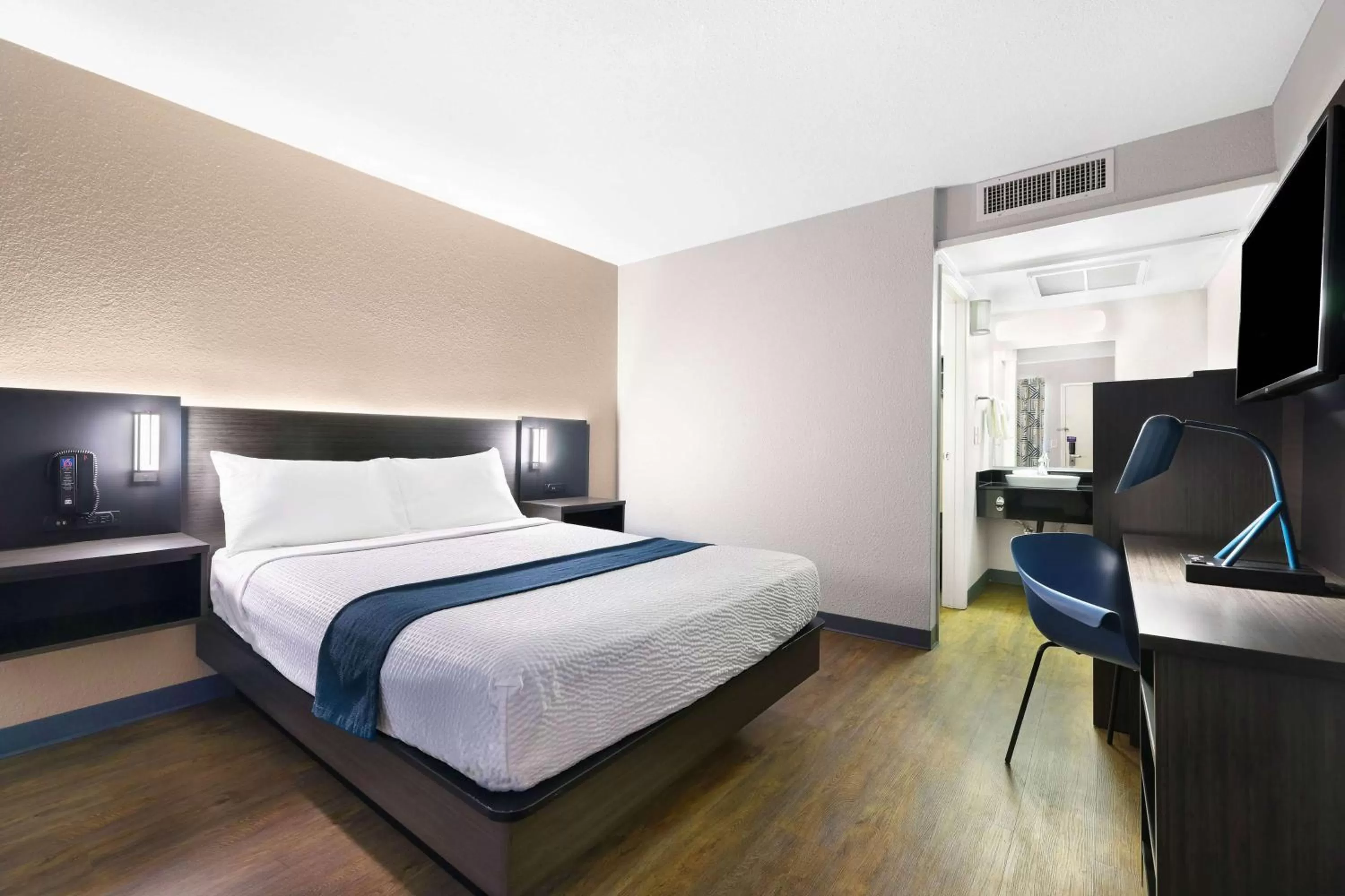 Photo of the whole room, Bed in Motel 6-Issaquah, WA - Seattle - East